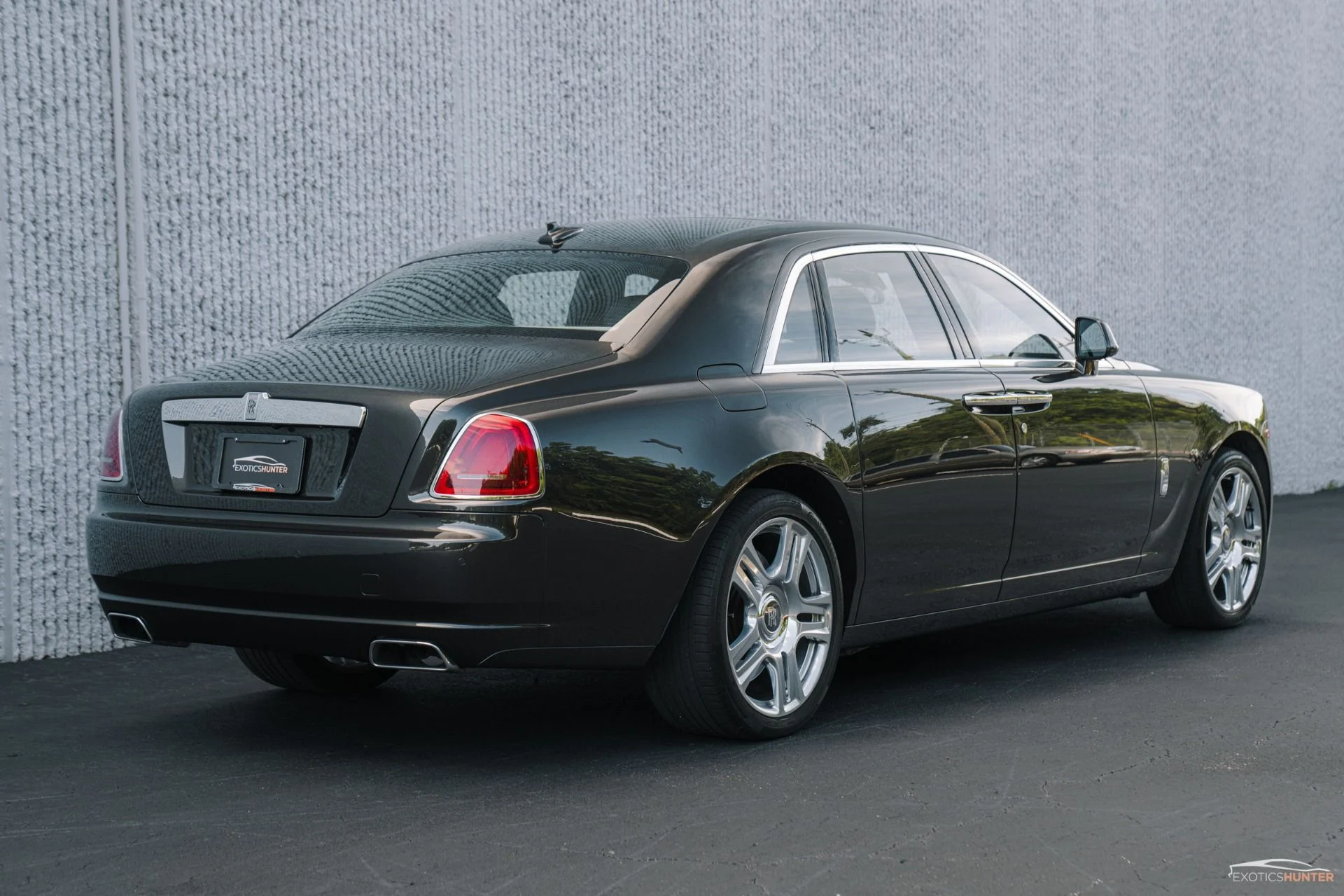 mph007_2459362493_Used_2015_Rolls_Royce_Ghost_w_Rear_Theatre_Picnic_Tables_1754343563_9f3a2d7baf