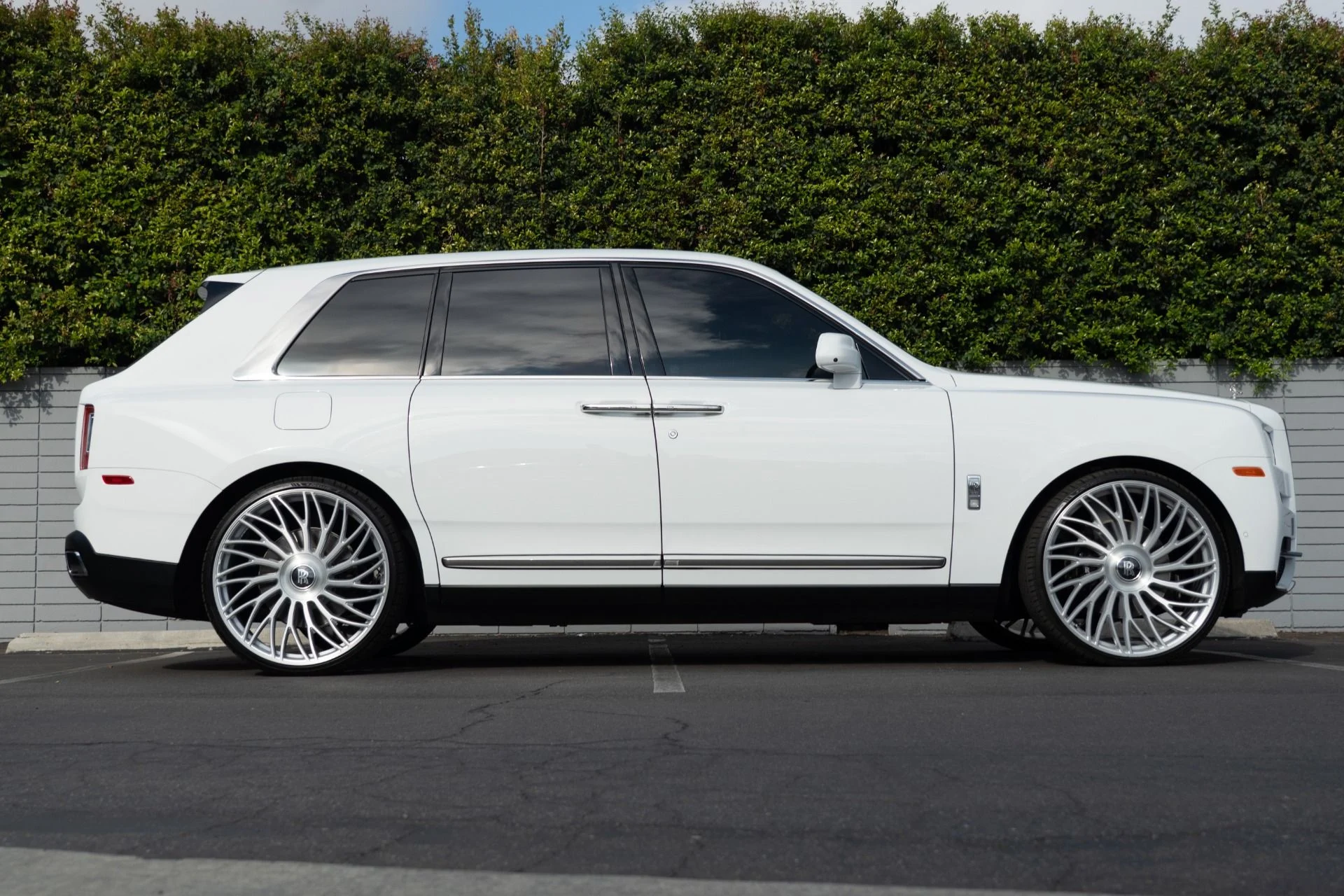 mph007_2460853664_Used_2022_Rolls_Royce_Cullinan_1758310349_4cb9b2c469
