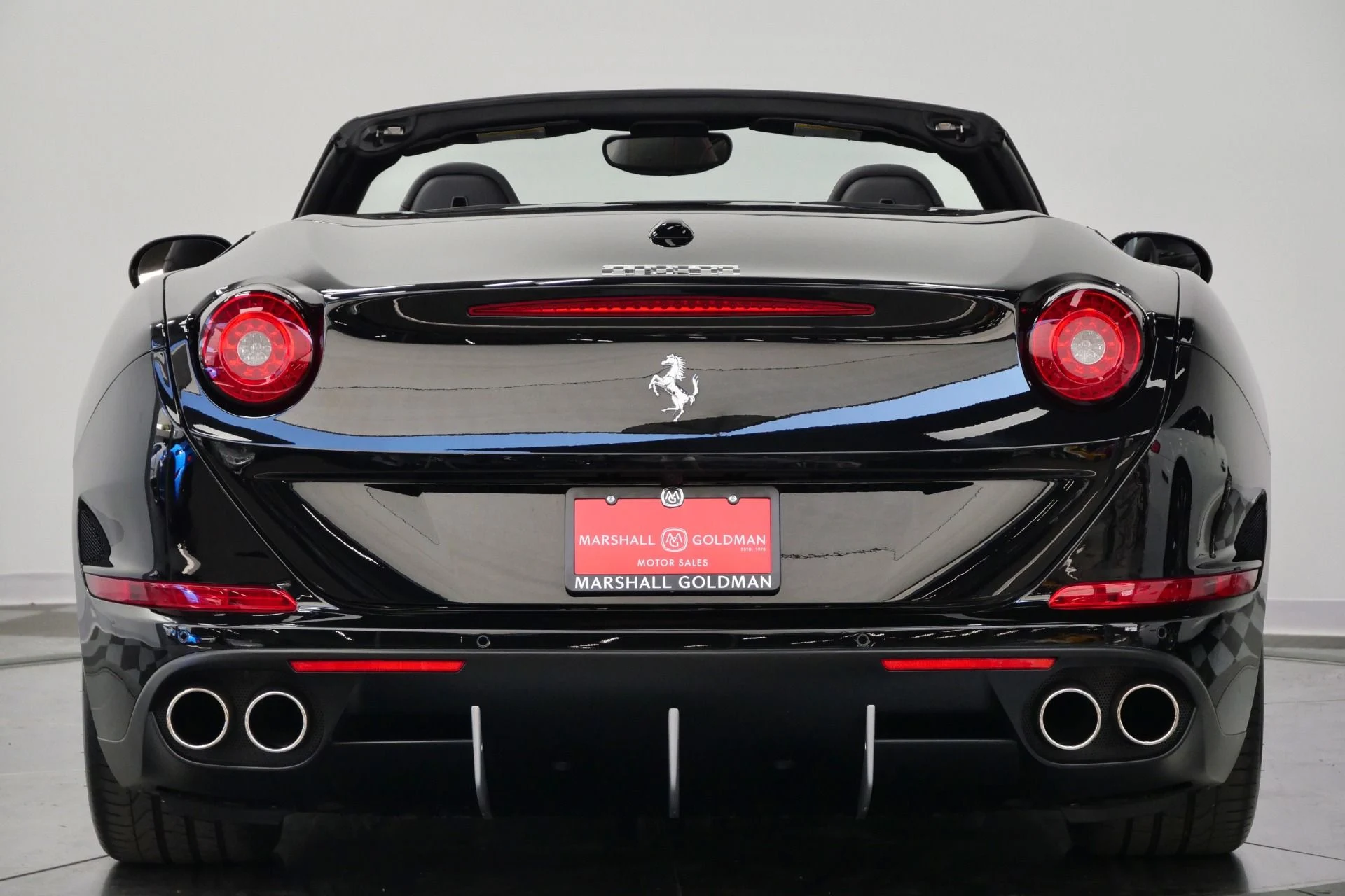 mph007_2474992789_Used_2015_Ferrari_California_T_Carbon_Fiber_Interior_Trim_Low_Miles_1778860408_6d69fa4536