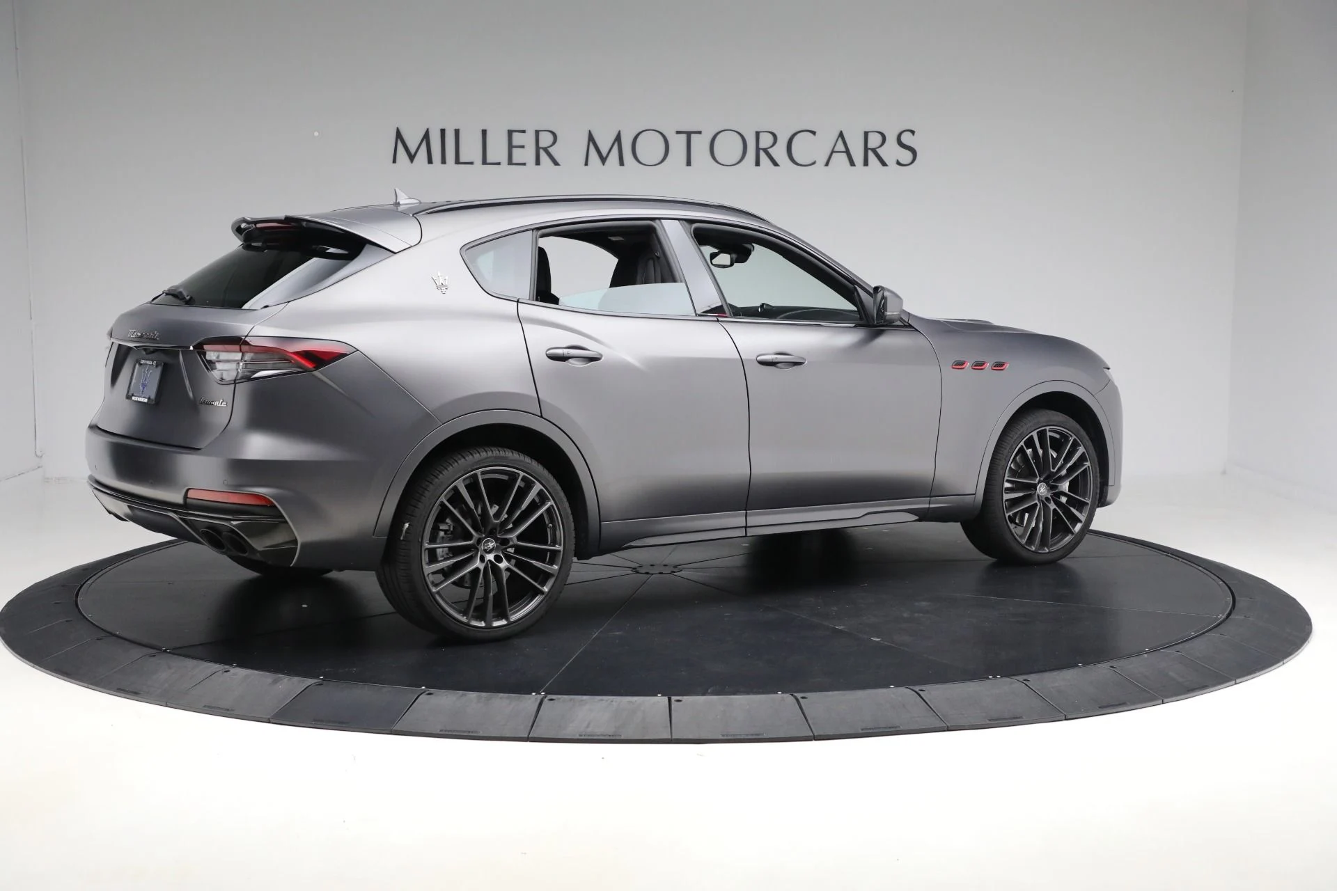 mph007_2479108962_Used_2022_Maserati_Levante_Trofeo_e16a1c097b