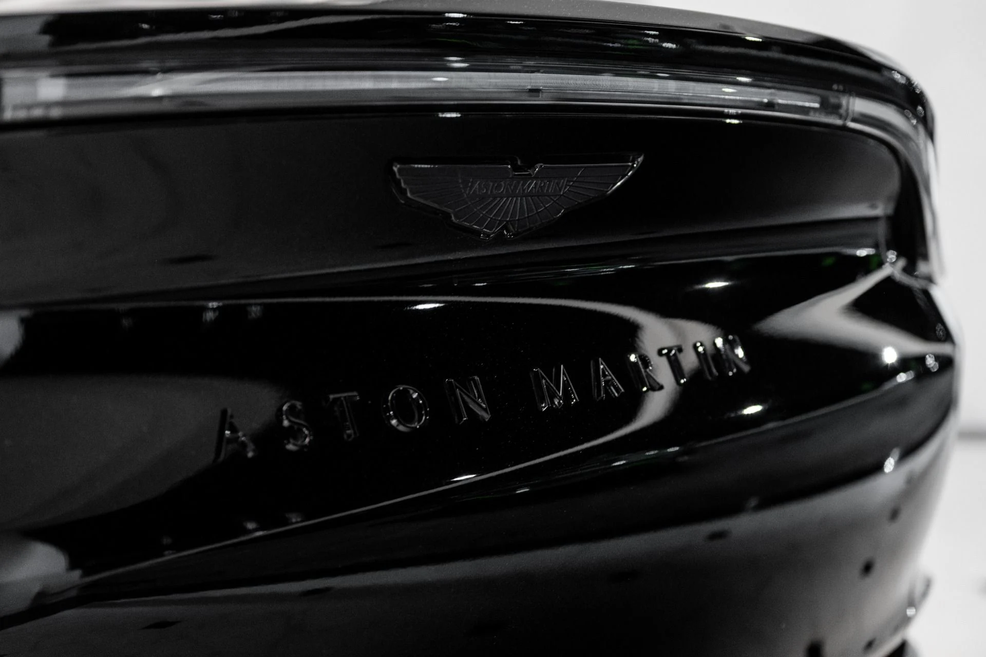 mph007_2524068950_Used_2024_Aston_Martin_DBX_707_1746070286_cfebcafb3e