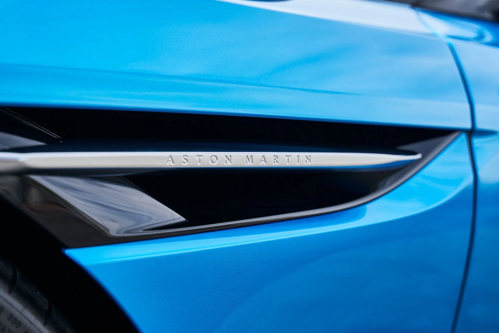 mph007_2533025729_Used_2024_Aston_Martin_DB_12_1772677891_5190e4bd47