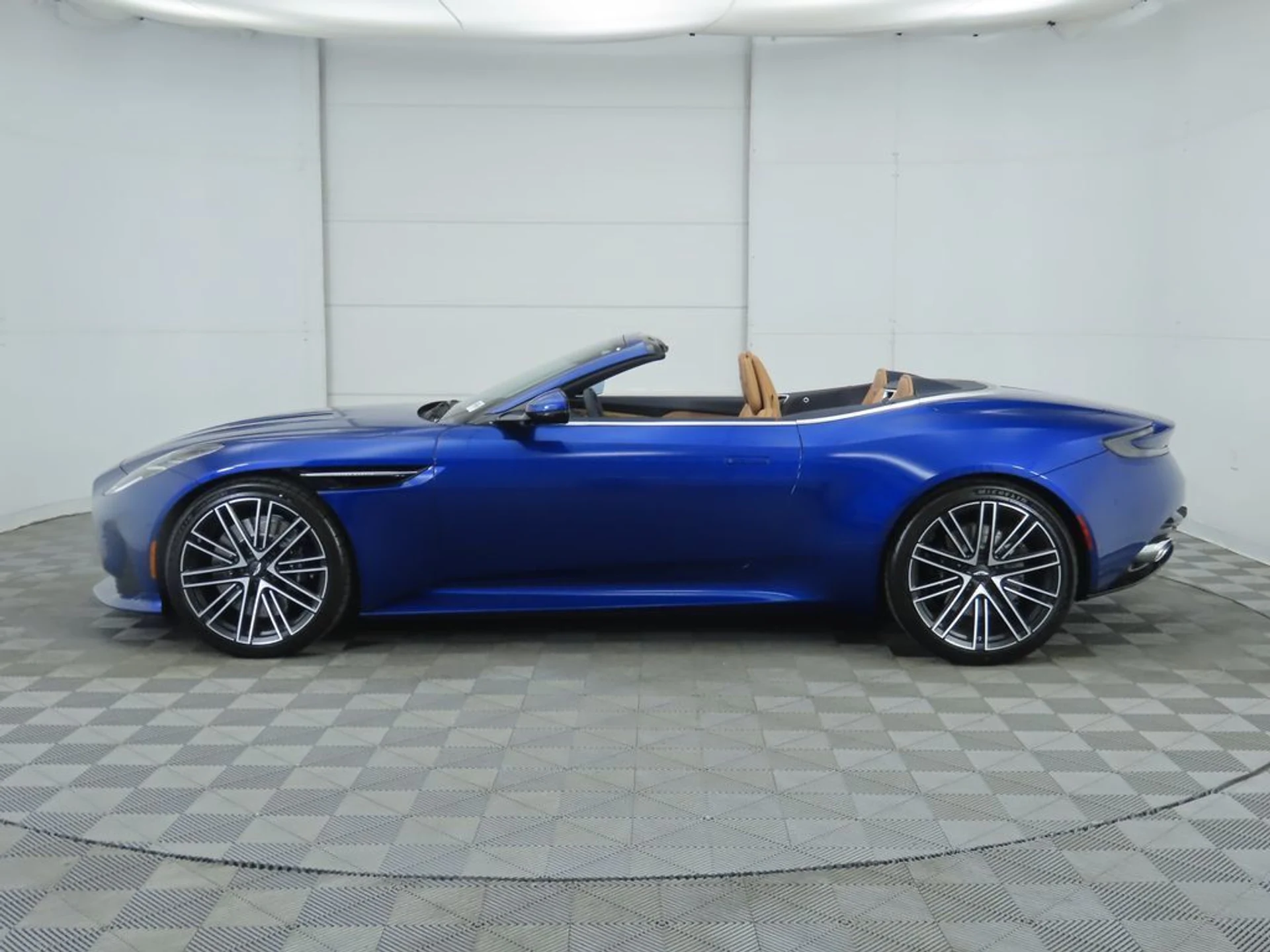mph007_2536727233_used_2026_aston_martin_db12_volante_8119_23037586_8_1024_46ce66fa8a