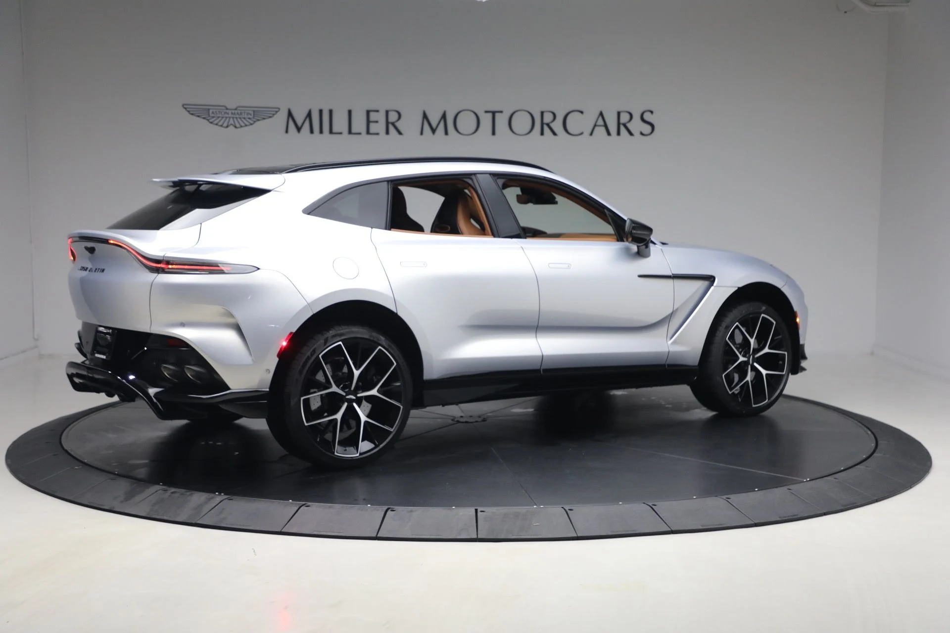 mph007_2546216875_New_2026_Aston_Martin_DBX_707_1767986558_4fd3433b92