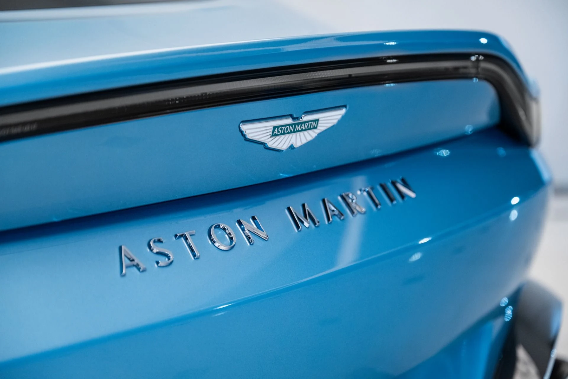 mph007_2547925441_Used_2025_Aston_Martin_Vantage_Coupe_1741617065_0c7ec3fa80