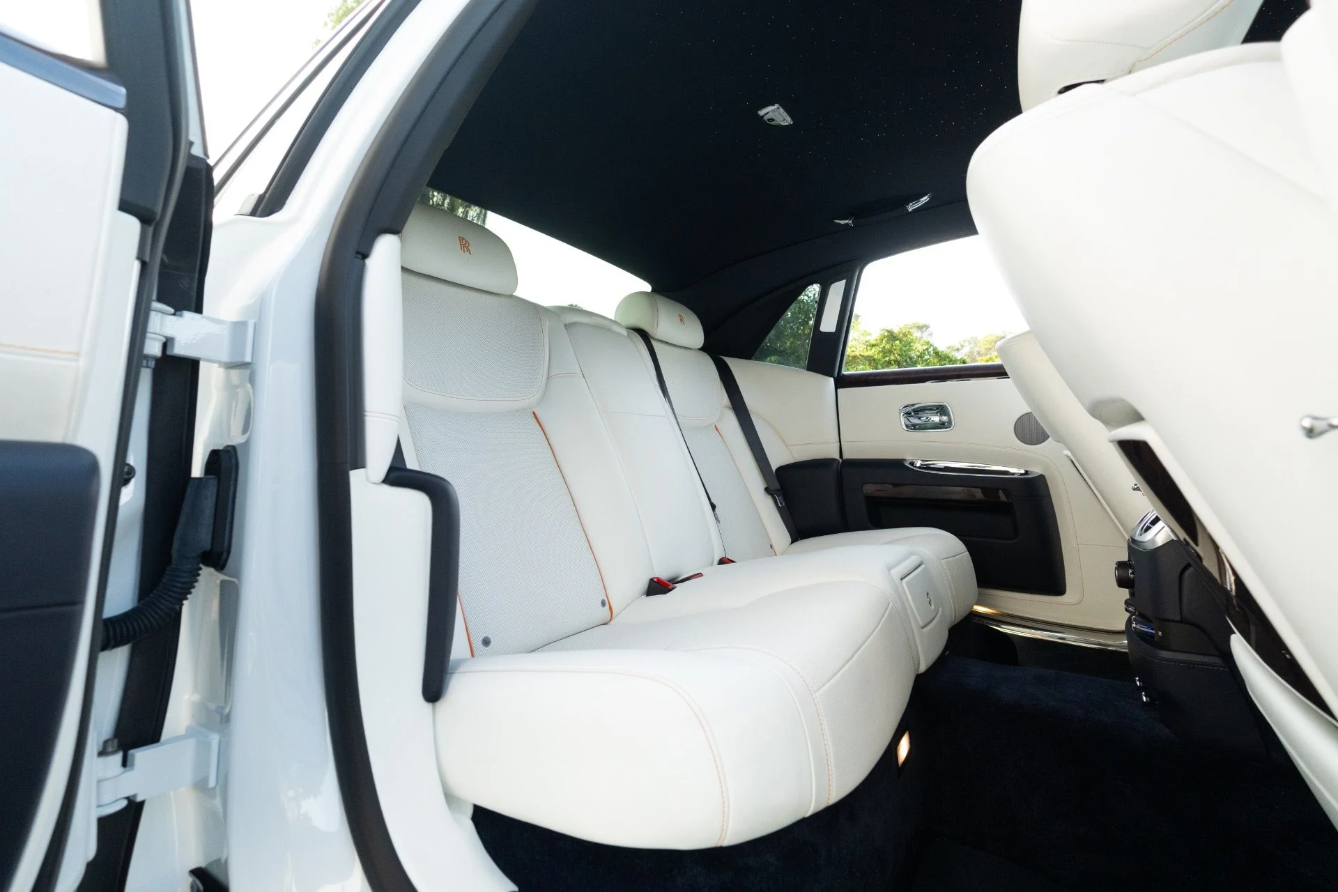 mph007_2549315045_Used_2018_Rolls_Royce_Ghost_1765824060_d242f786f1