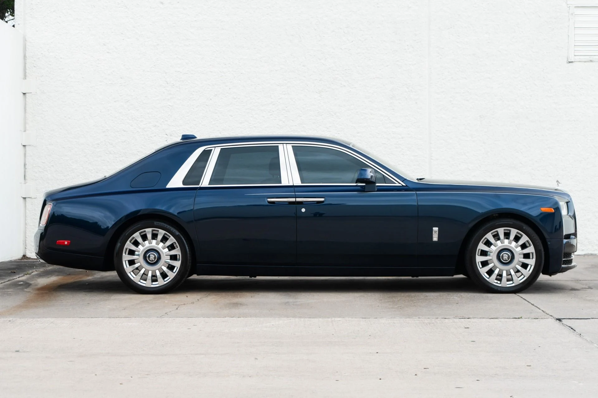 mph007_2565141731_Used_2022_Rolls_Royce_Phantom_1778012232_017e19d0e4