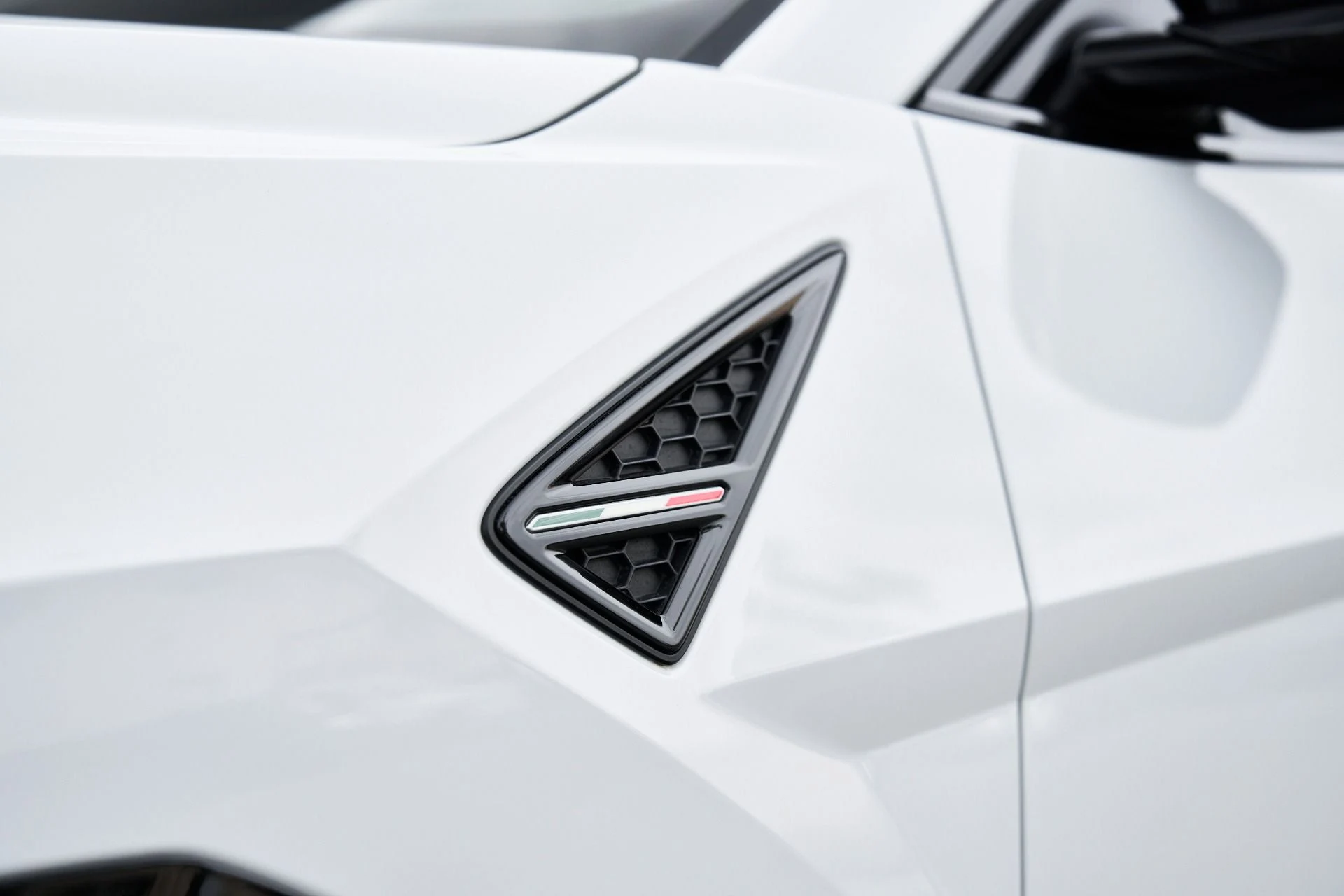 mph007_2585626580_Used_2022_Lamborghini_Urus_Base_1758404777_508c8c9046