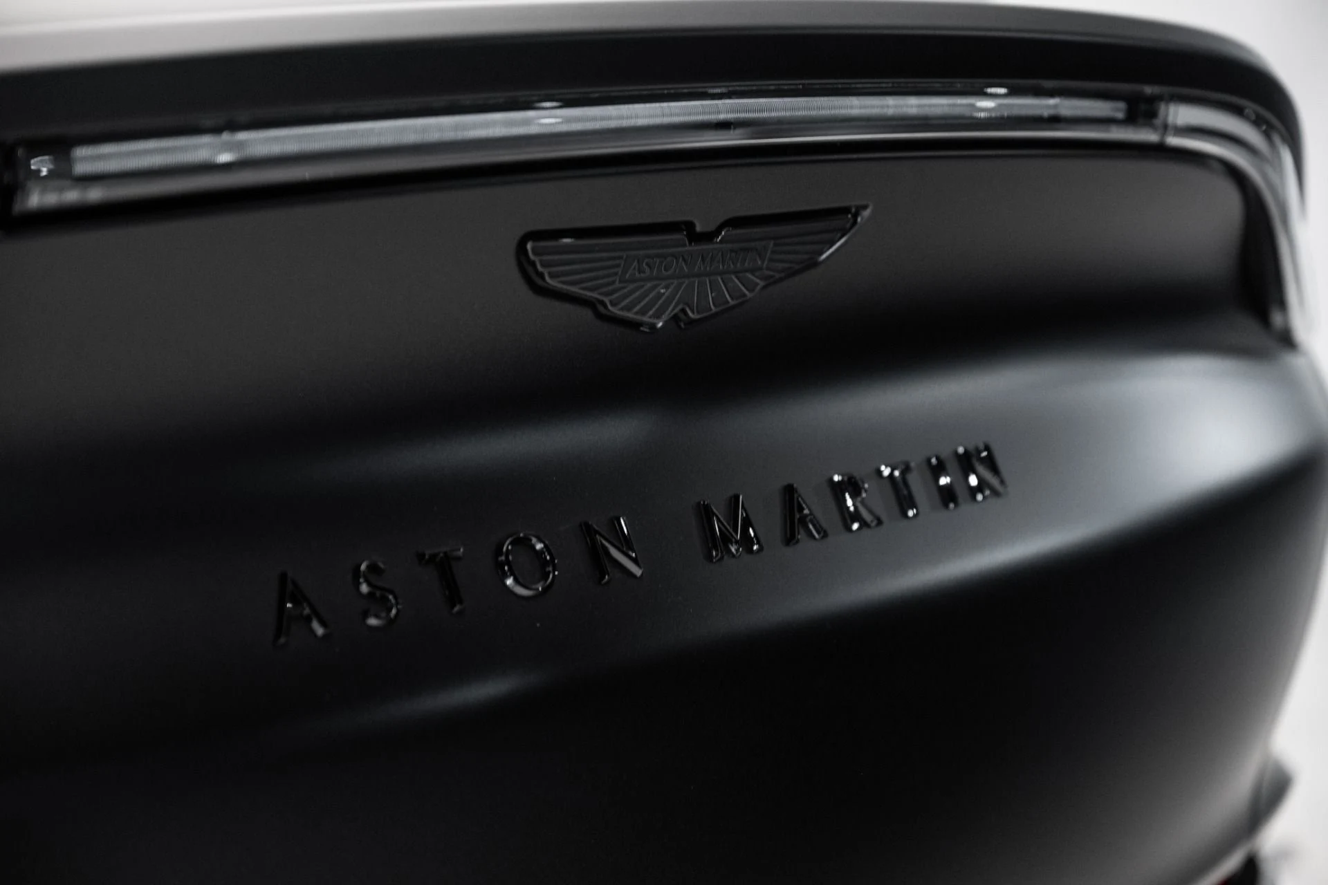 mph007_2587837390_New_2025_Aston_Martin_DBX_707_1744896540_2280d48270