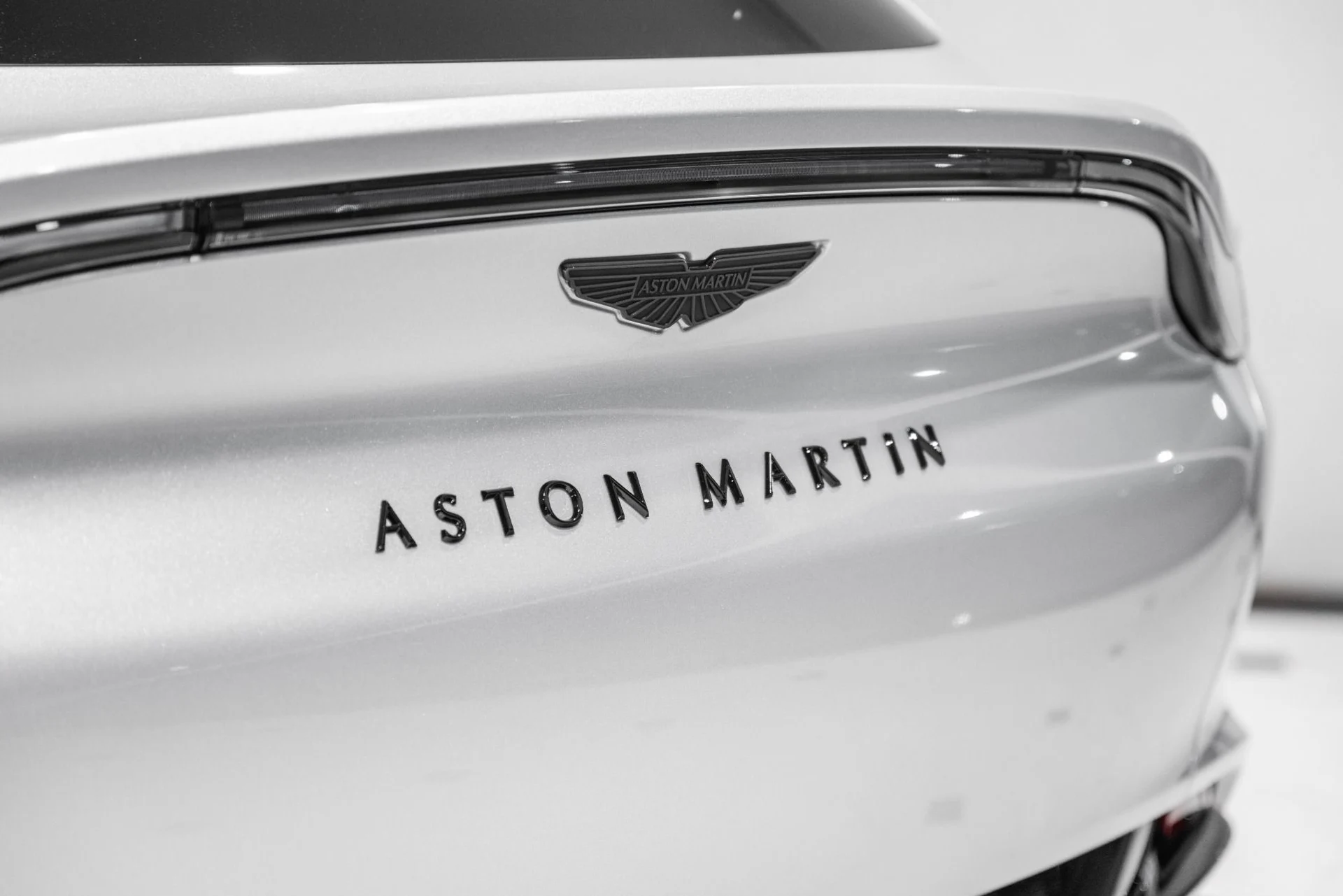 mph007_2588843357_New_2026_Aston_Martin_DBX_707_1780937763_08403a6750