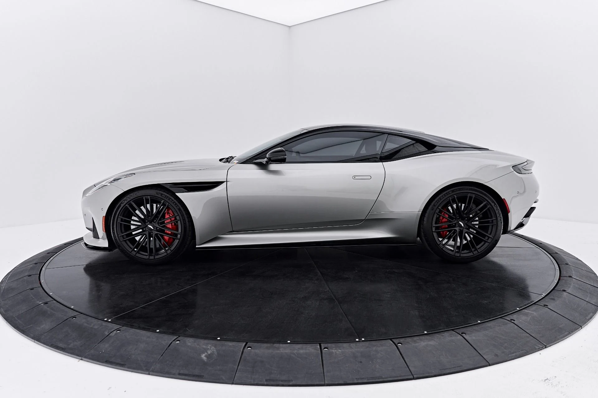mph007_2599253247_Used_2024_Aston_Martin_DB_12_1789627705_a2e032a7b3