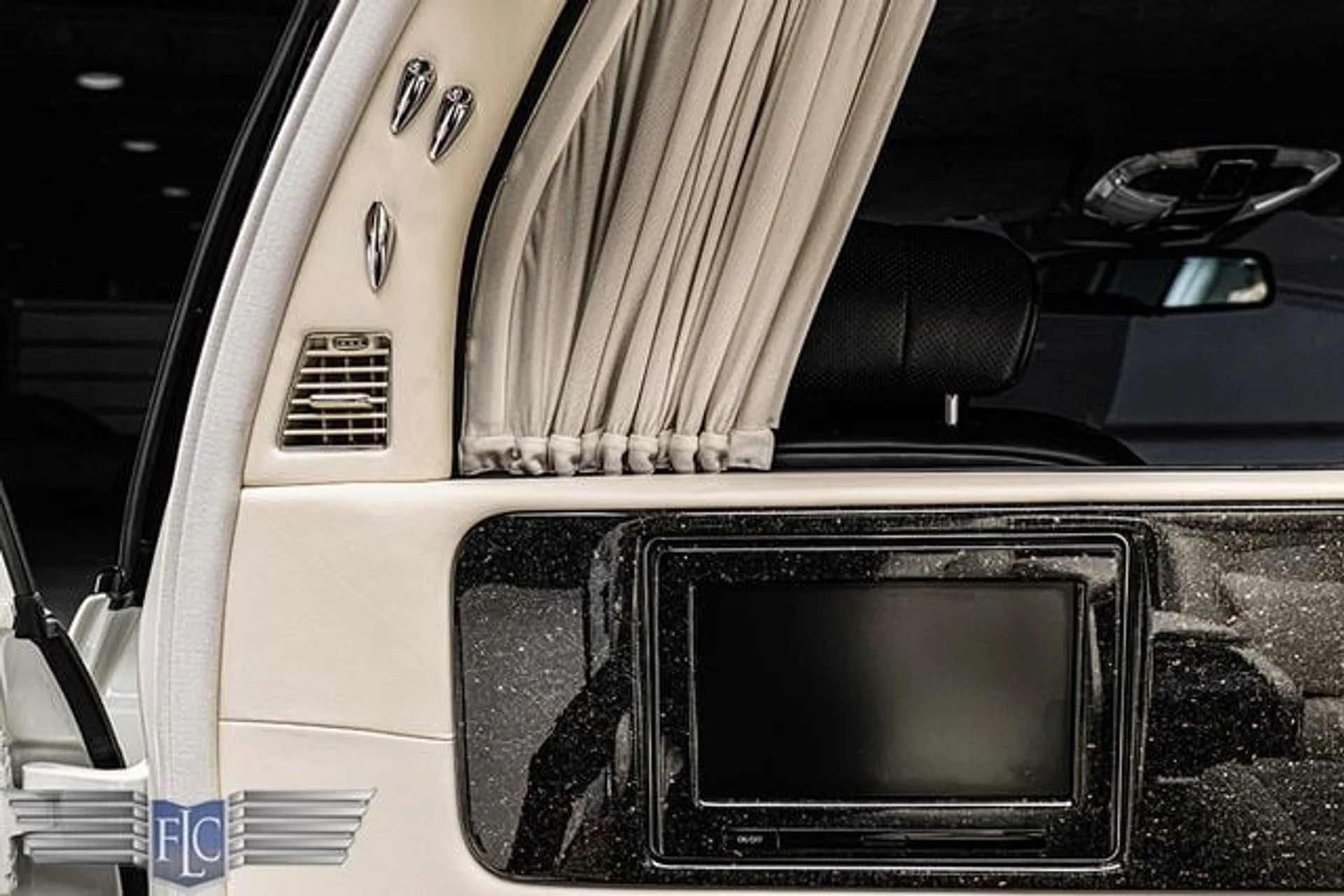 mph007_2610427310_used_2009_maybach_landaulet_s_9689_23032482_12_640_bc9fe767f7