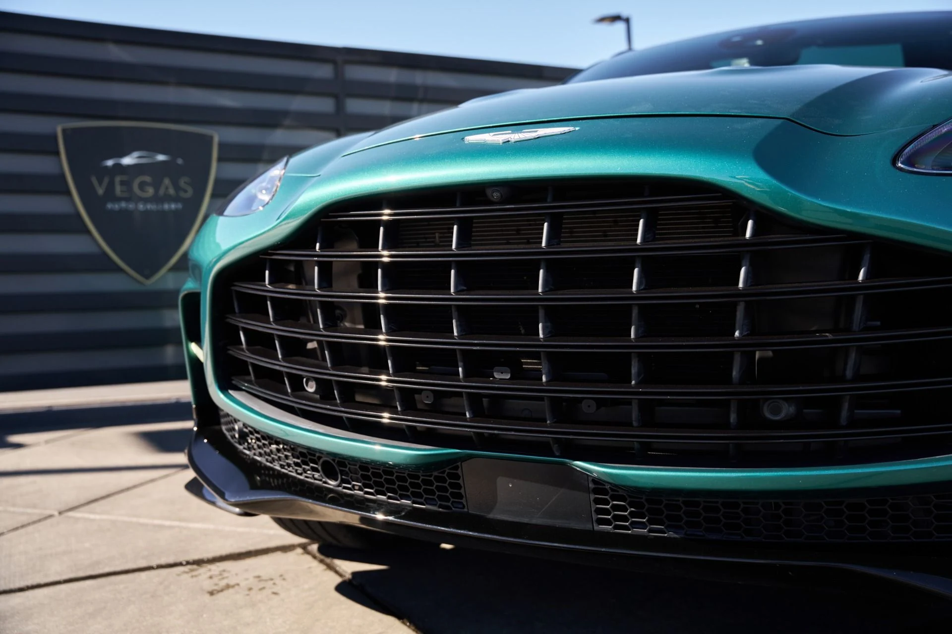 mph007_2616414930_Used_2024_Aston_Martin_DBX_707_1793218303_4b5b134485