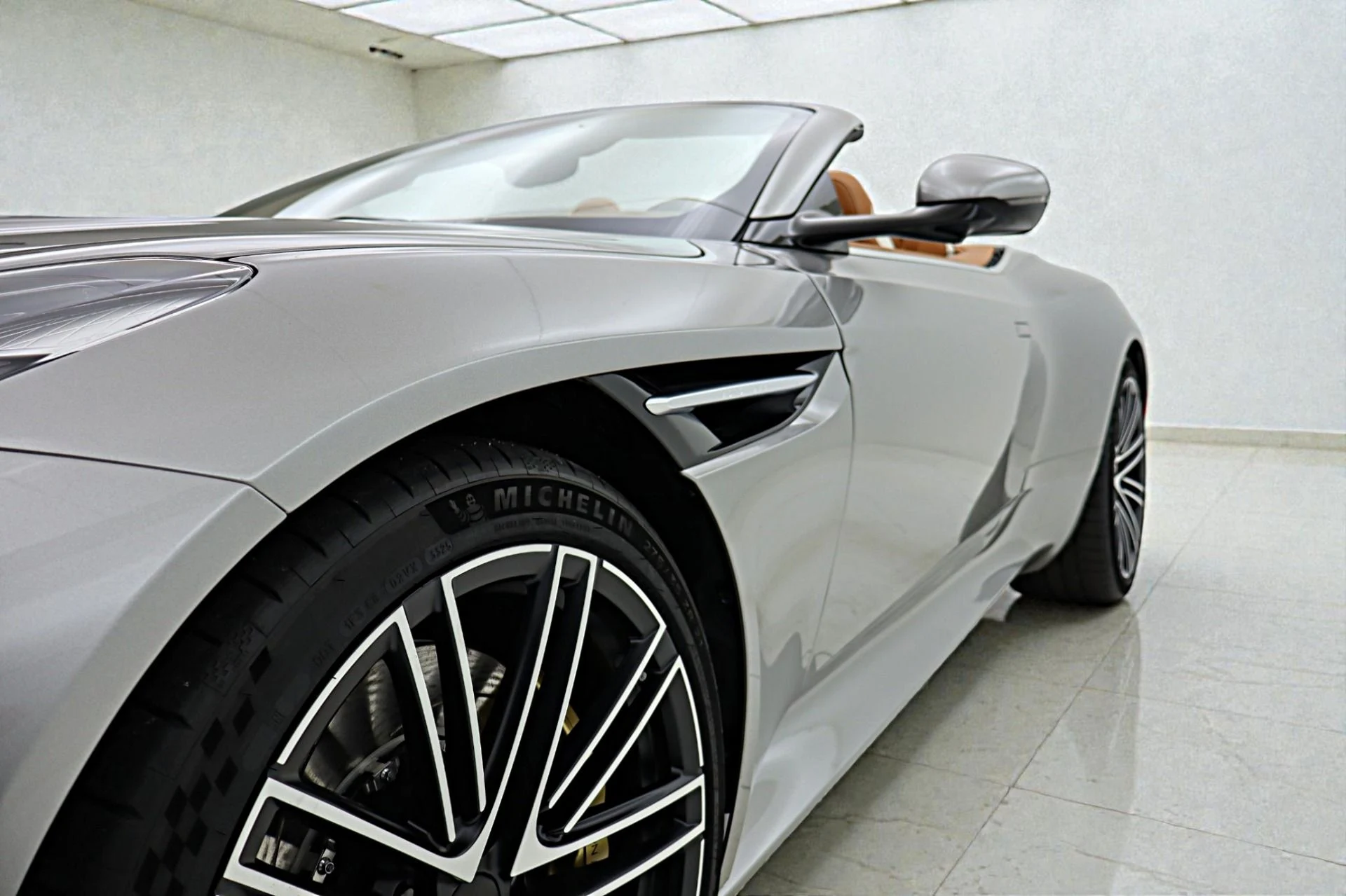 mph007_2636272154_New_2026_Aston_Martin_DB_12_Volante_49734e1dc9