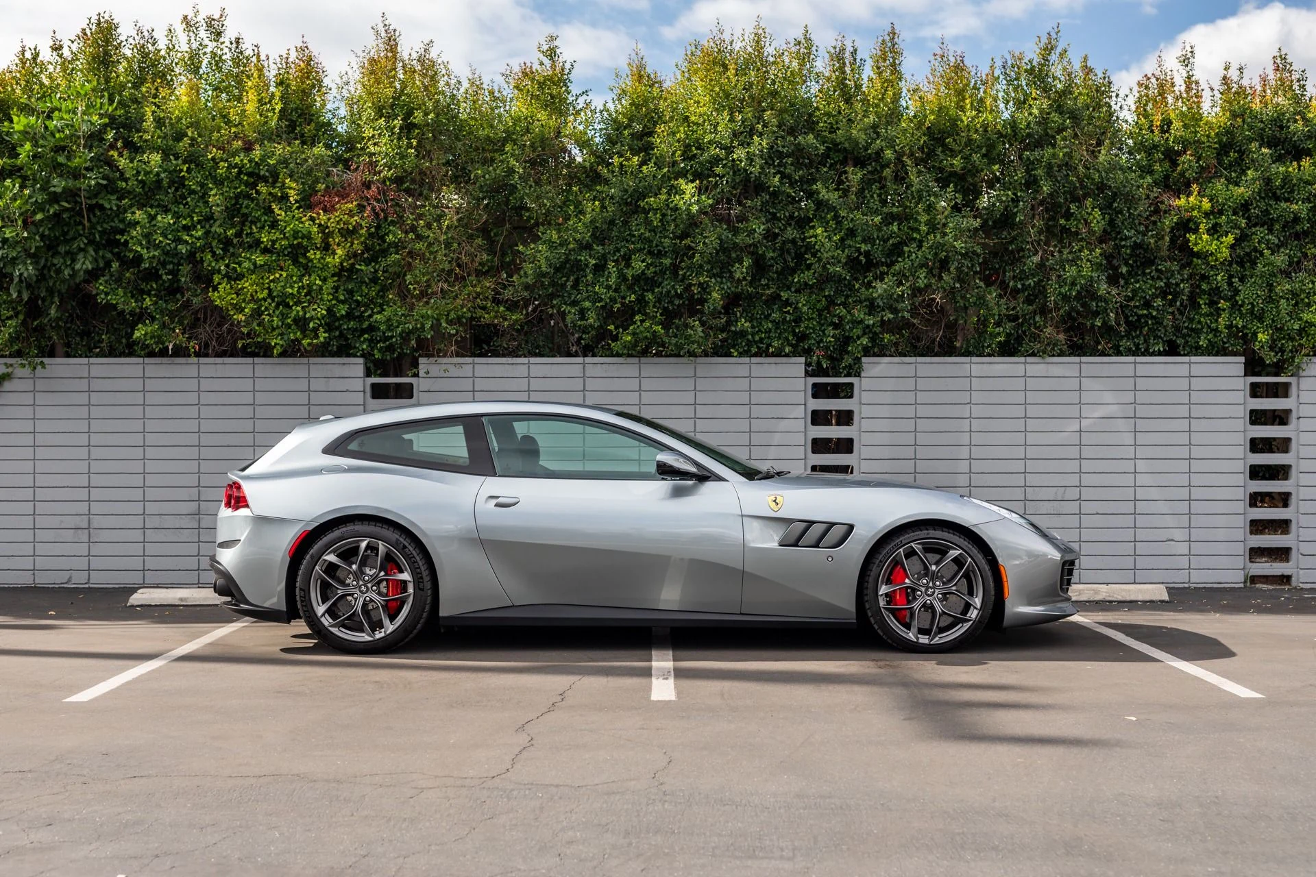 mph007_2642401685_Used_2018_Ferrari_GTC_4_Lusso_T_1701305201_90c8643984