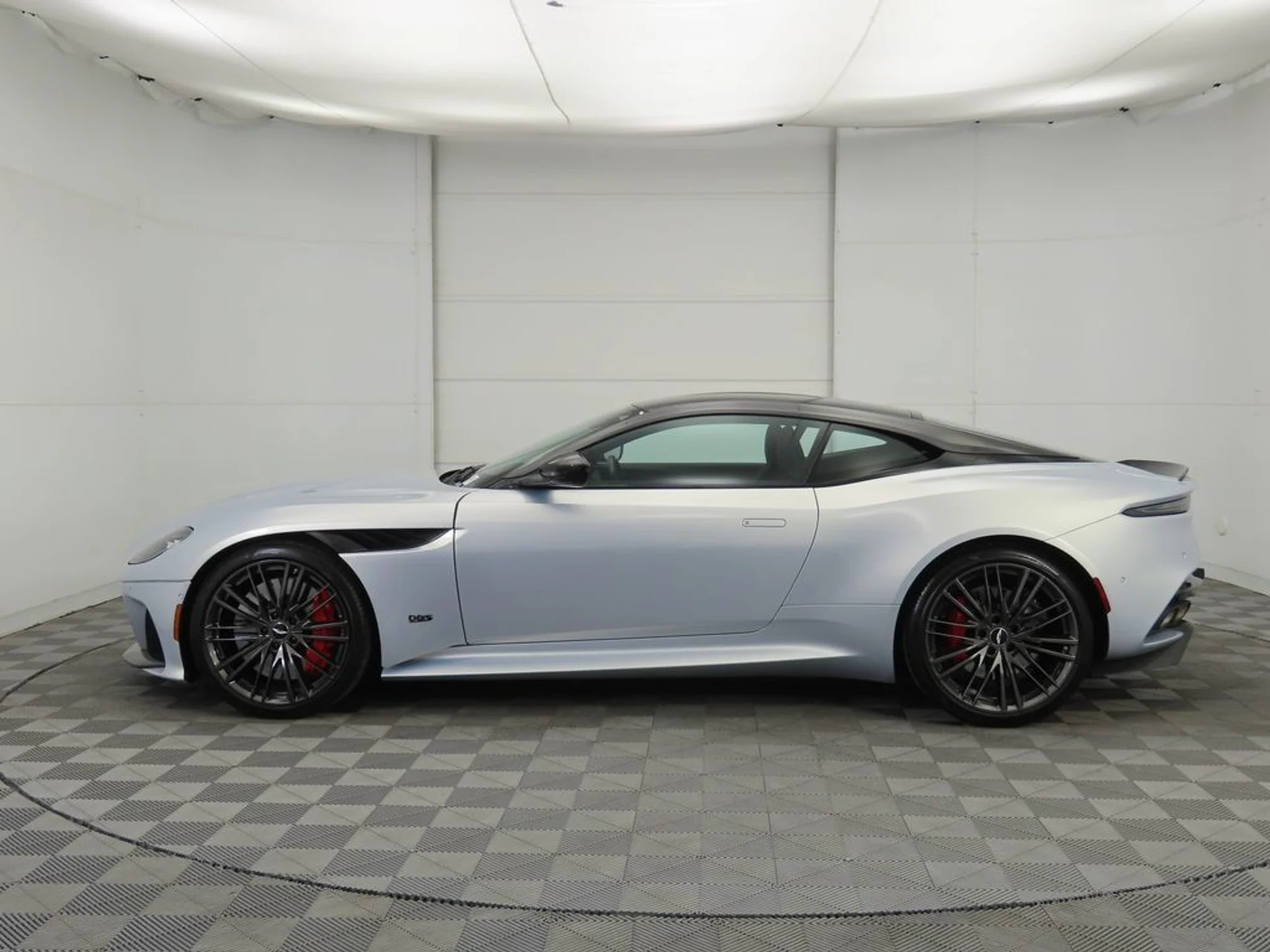 mph007_2646178343_used_2023_aston_martin_dbs_coupe_8119_22958468_8_1024_761082fd28
