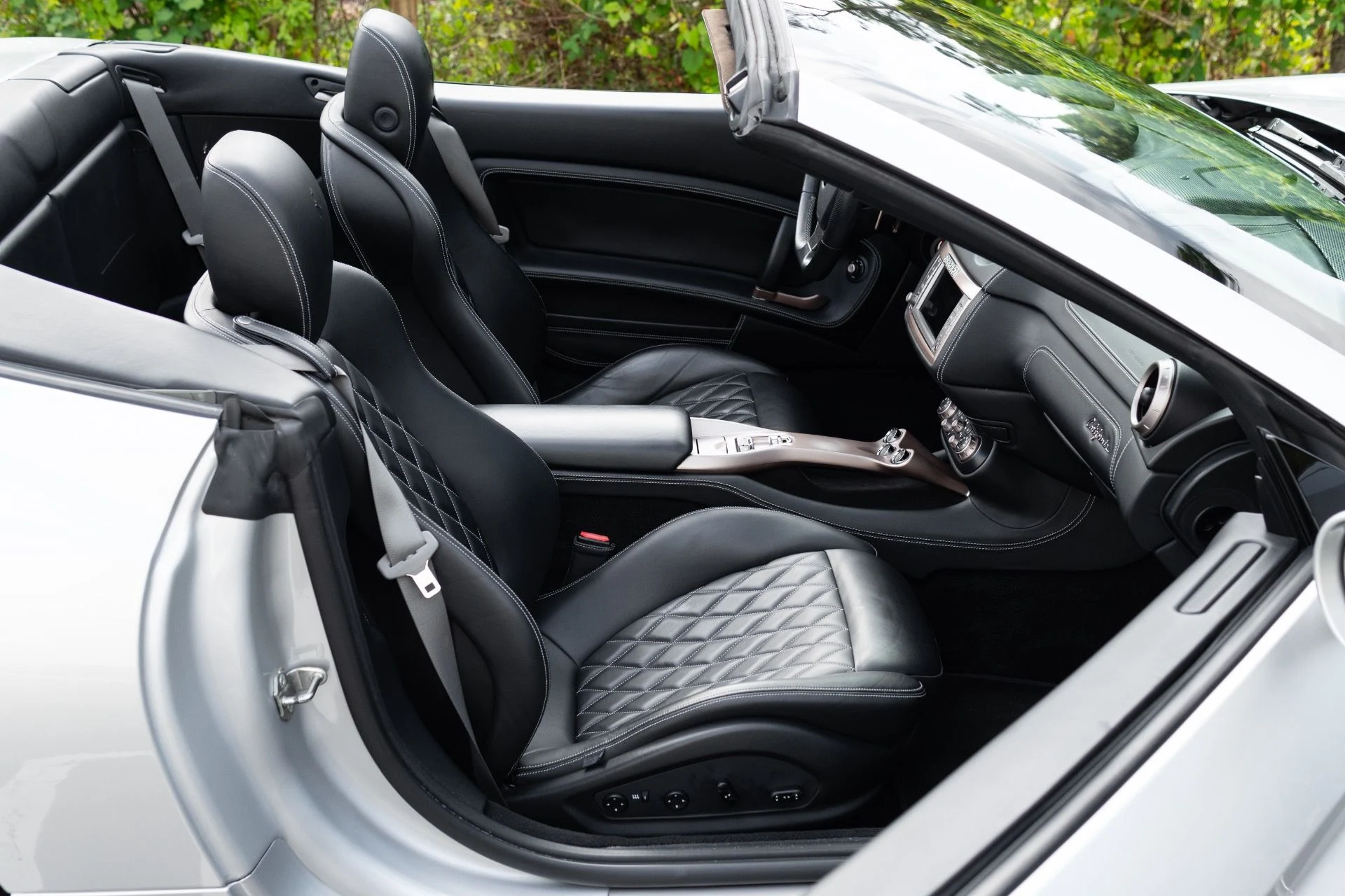 mph007_2651739468_Used_2014_Ferrari_California_1774924910_5df1be38f9