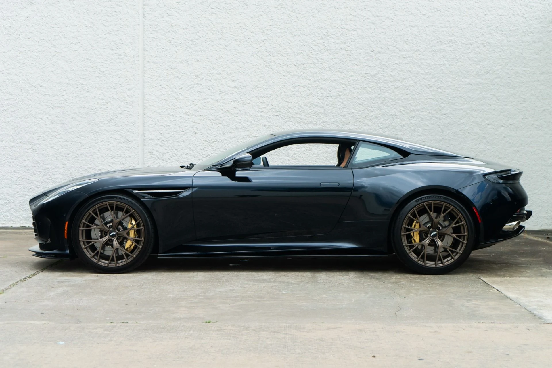 mph007_2673264298_Used_2024_Aston_Martin_DB_12_V8_1780518223_f245845651