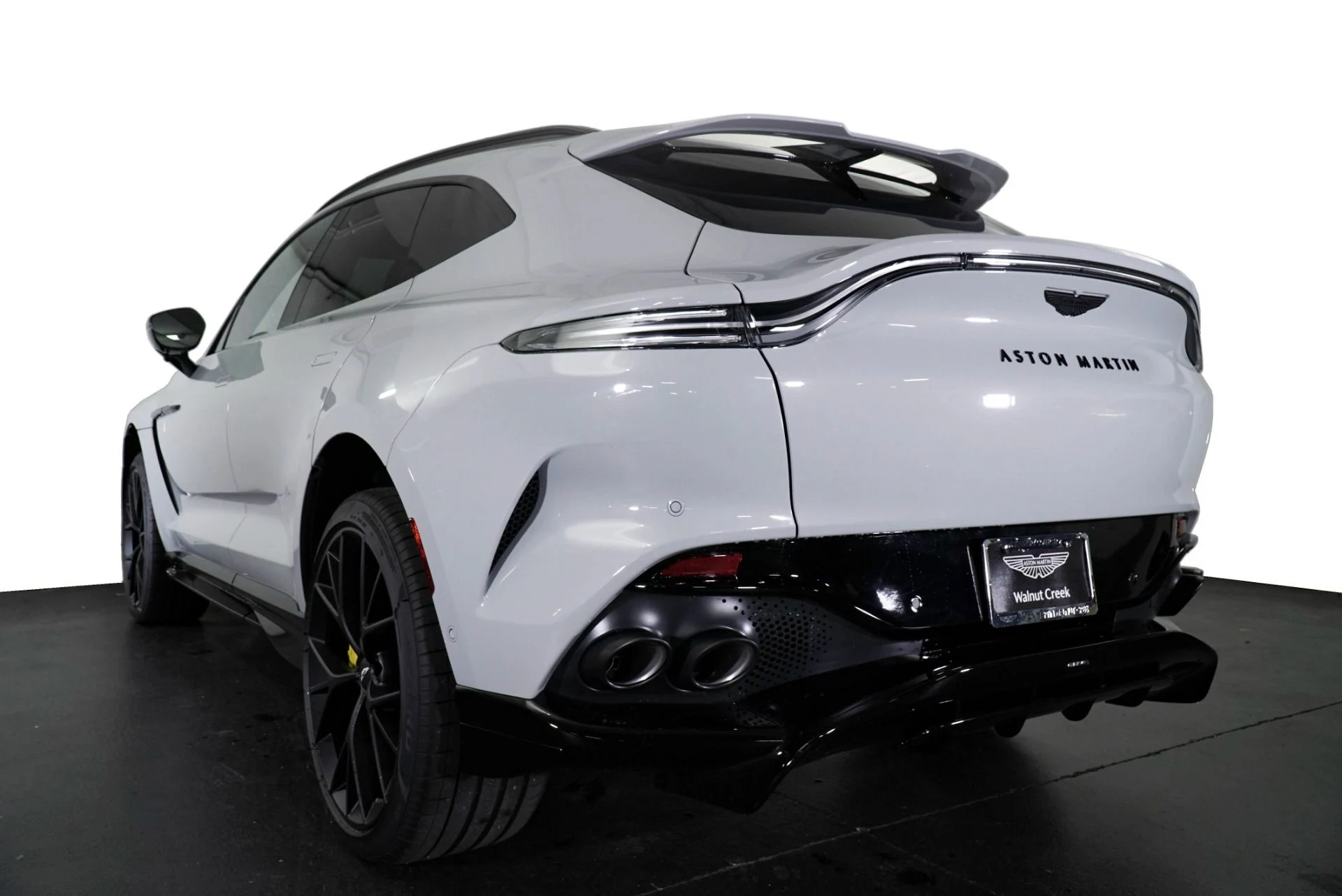 mph007_2690094106_New_2026_Aston_Martin_DBX_707_1767899119_4de2e39c85
