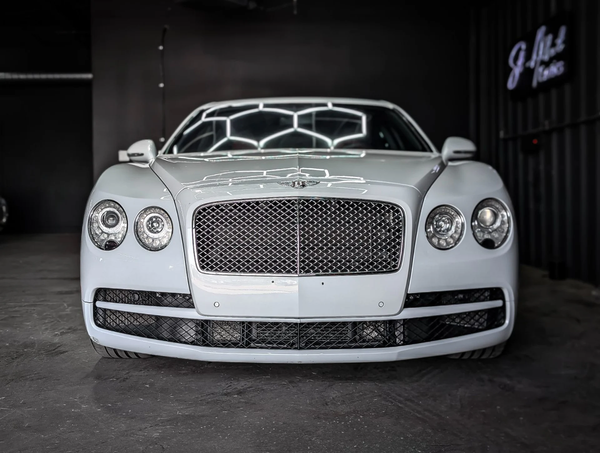mph007_2706386208_36587952_00799_2017_bentley_flying_spur_001_56700dcf23