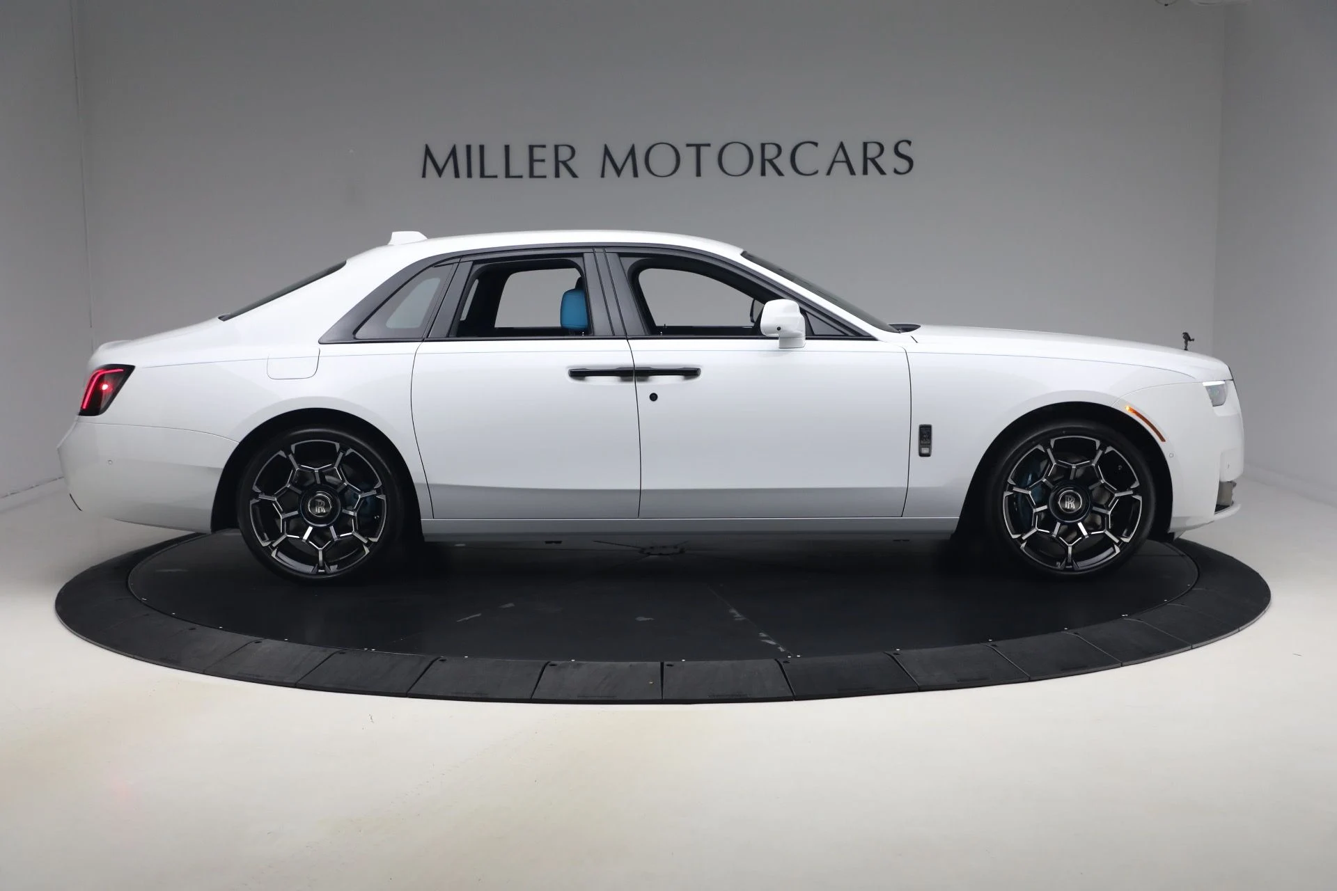 mph007_2730031055_New_2027_Rolls_Royce_Black_Badge_Ghost_f03078f4a1