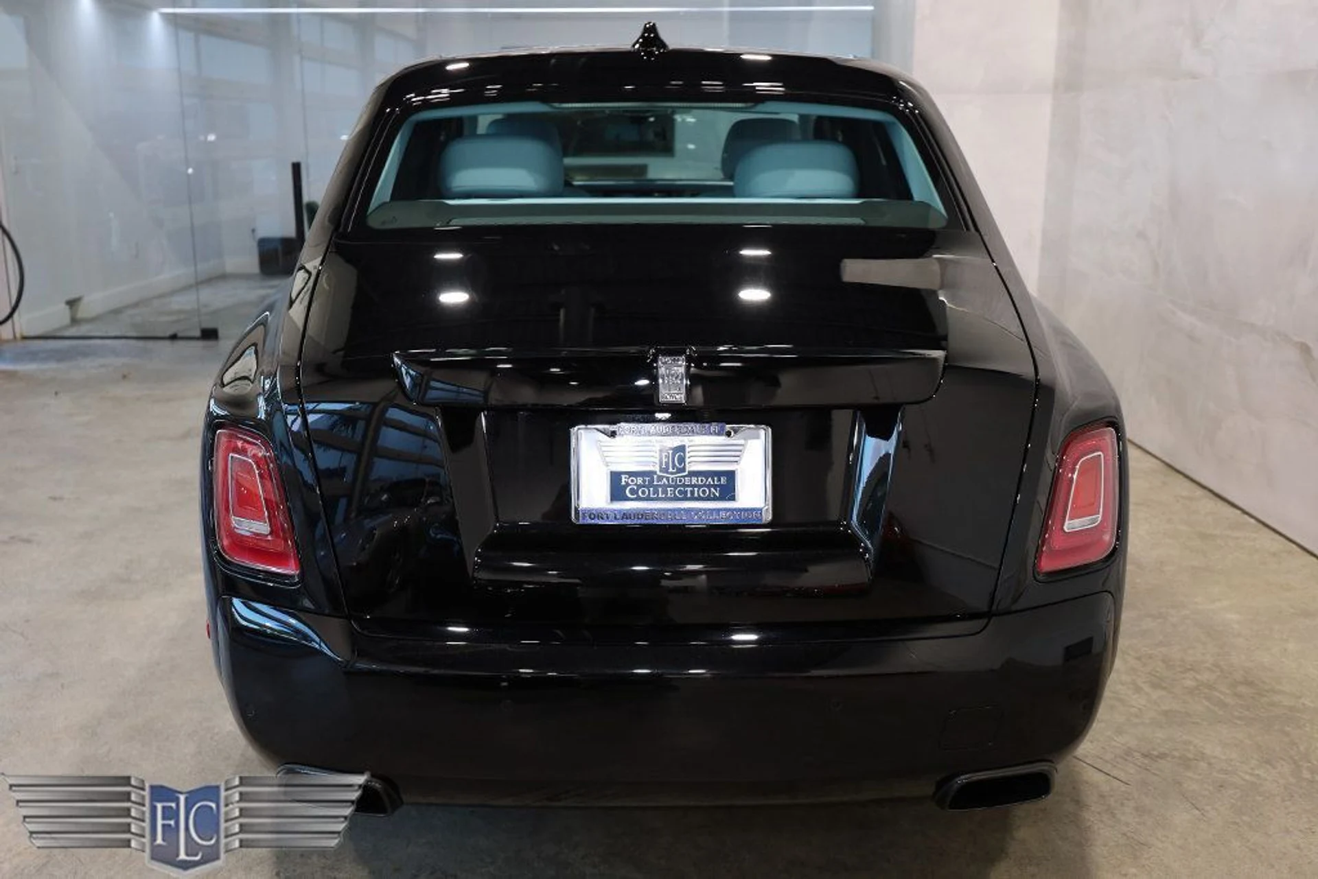 mph007_2730753615_used_2025_rolls_royce_phantom_sedan_9689_22959551_8_1024_3bbe8f799c