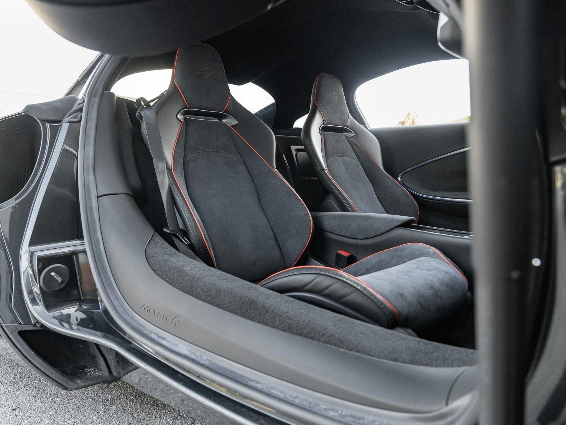 mph007_2736015470_Used_2025_Mc_Laren_Artura_Coupe_1773864509_1f5b9e84f8