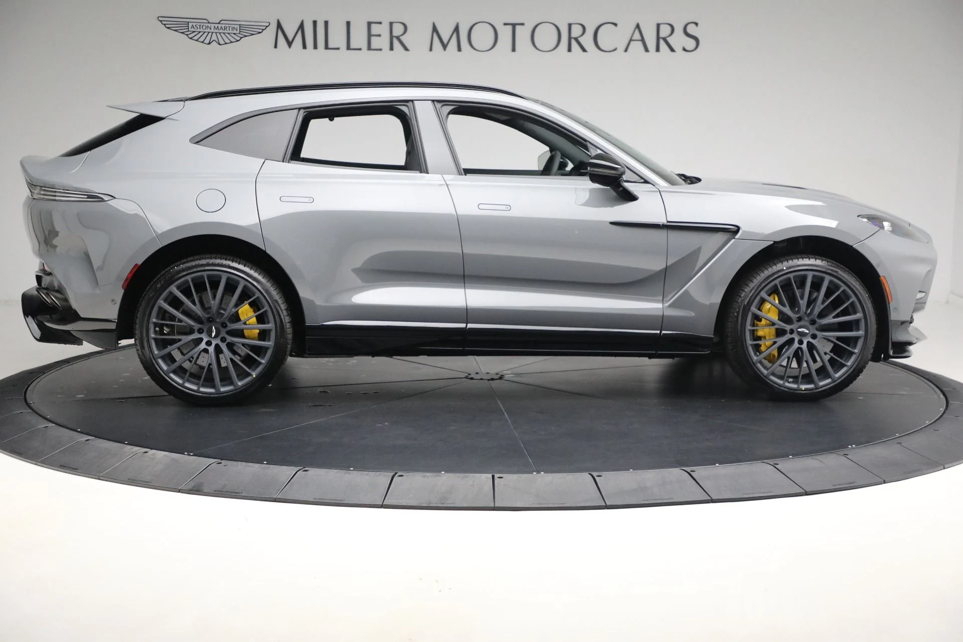 mph007_277355947_Used_2025_Aston_Martin_DBX_707_707_9d7005e600
