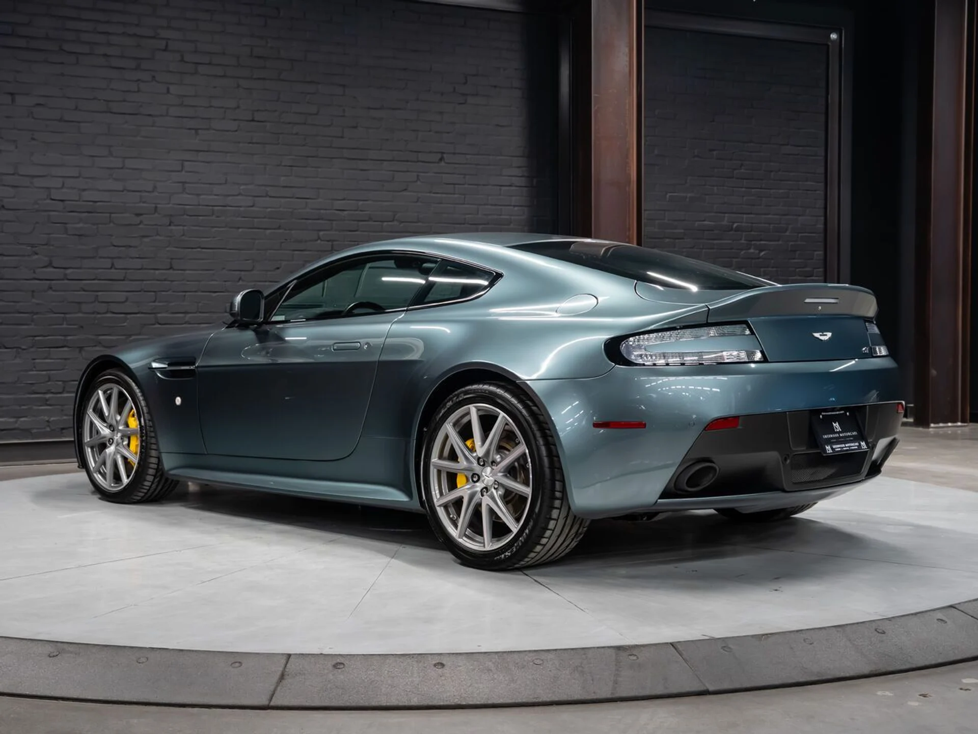 mph007_2797287778_aston_martin_v8_vantage_2015_5bcff03adf