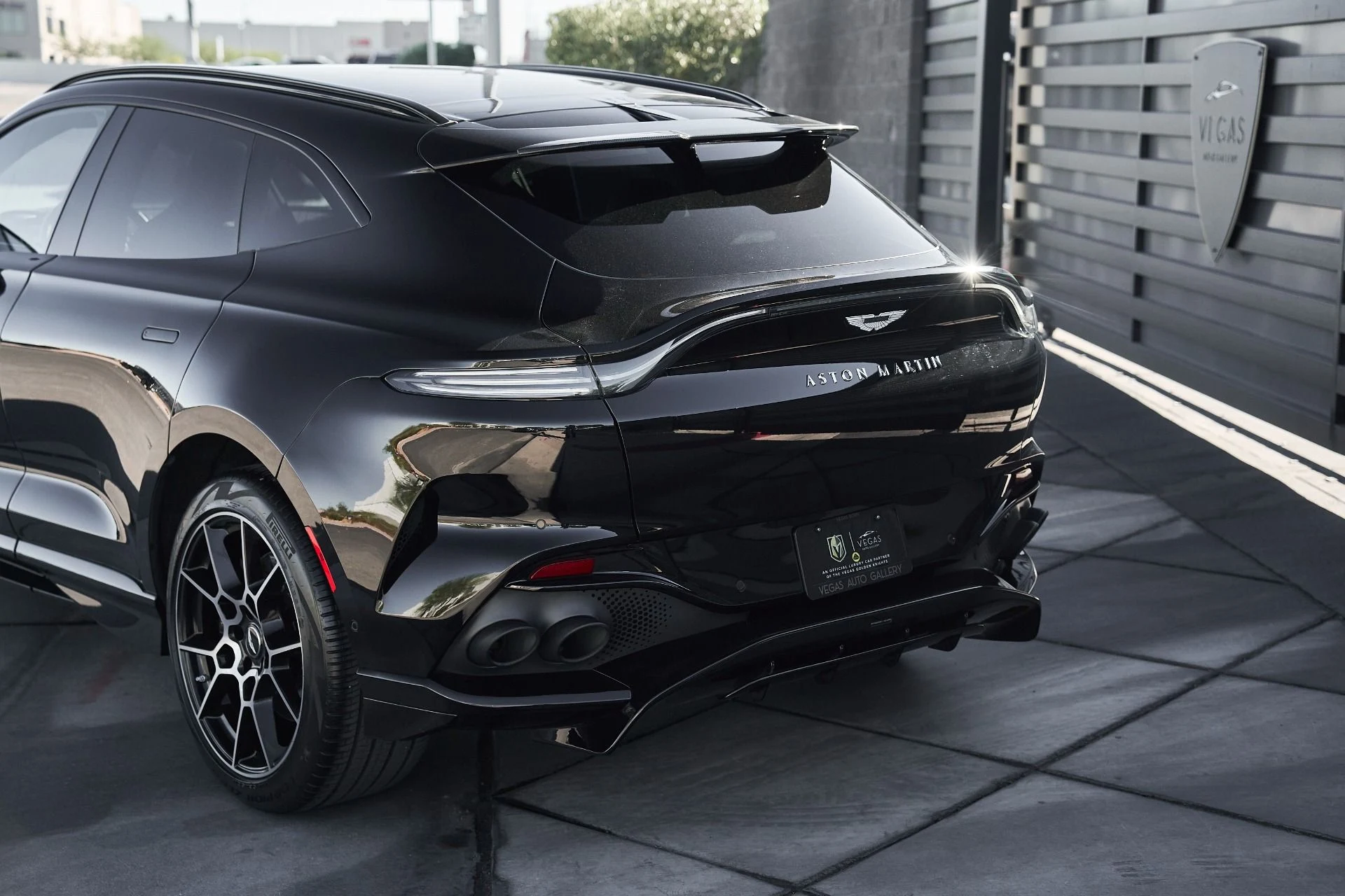 mph007_2800313582_Used_2023_Aston_Martin_DBX_707_1759982273_1cc24e3c94