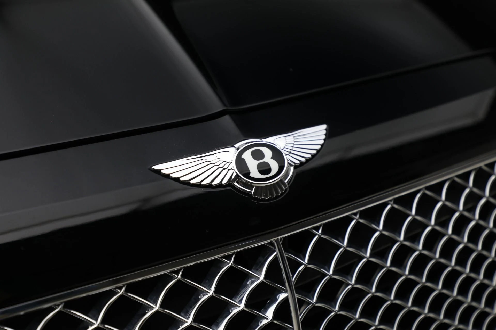 mph007_2821446594_Used_2018_Bentley_Bentayga_W12_Onyx_Edition_1763217114_3ebf0bb1ee