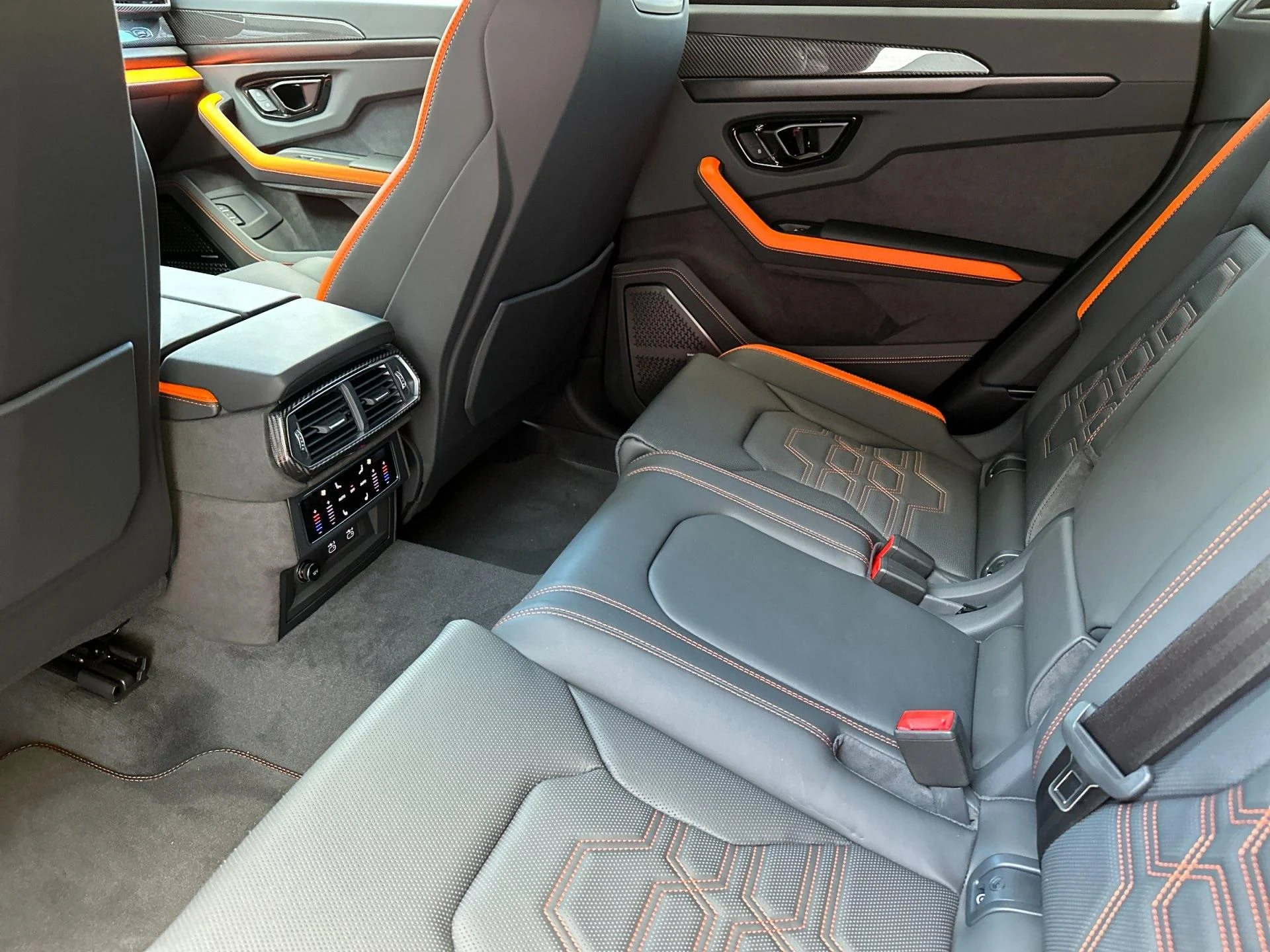 mph007_2825329410_Used_2025_Lamborghini_Urus_SE_1755160811_d73cfcc0ba