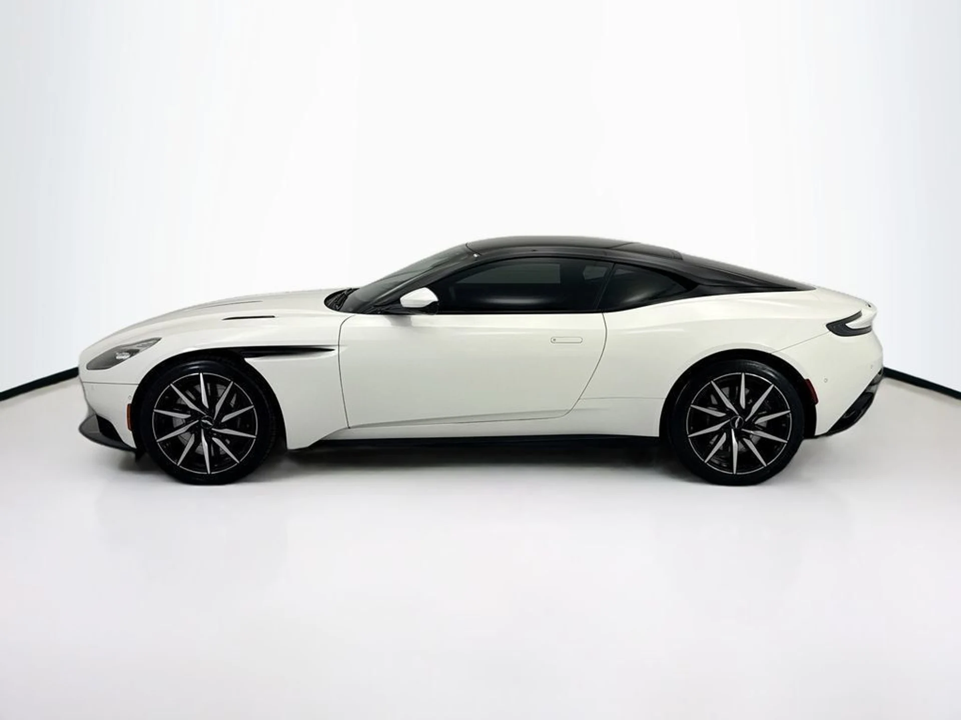 mph007_2855177277_used_2018_aston_martin_db11_v12coupe_8119_23017514_8_1024_30959a3263