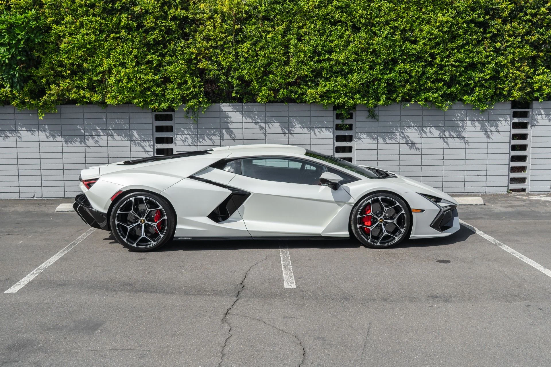 mph007_2904891692_Used_2024_Lamborghini_Revuelto_1759355869_6d4b2290e9