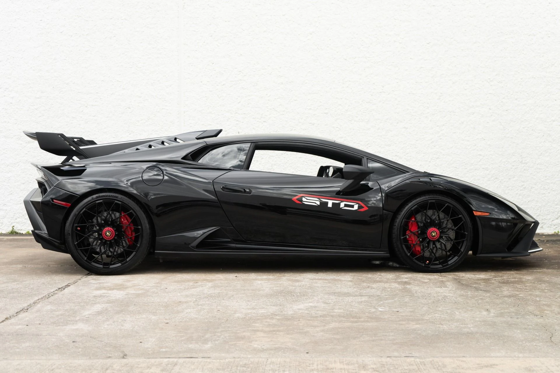 mph007_2906553881_Used_2022_Lamborghini_Huracan_STO_1772576757_cde0702a9f