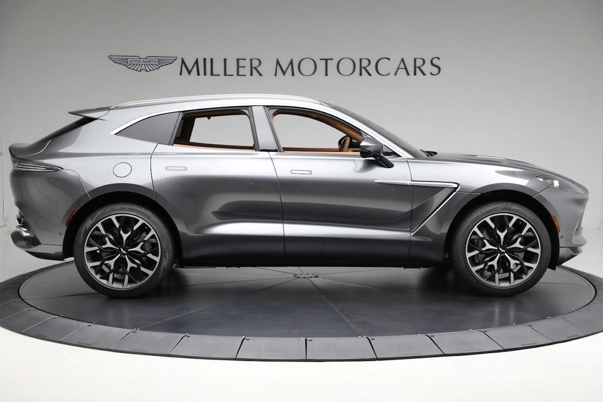 mph007_2909046511_Used_2024_Aston_Martin_DBX_1712693701_cf7d206388
