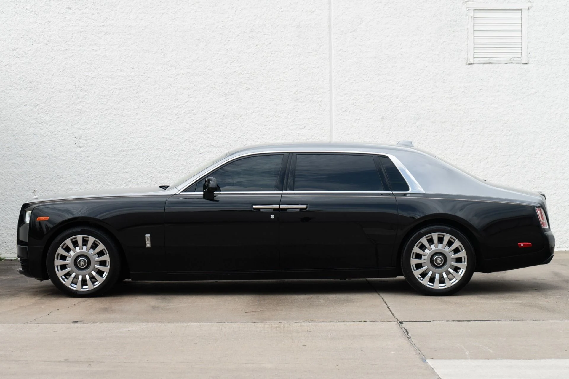 mph007_2930732617_Used_2022_Rolls_Royce_Phantom_EWB_1771455948_d948f57739