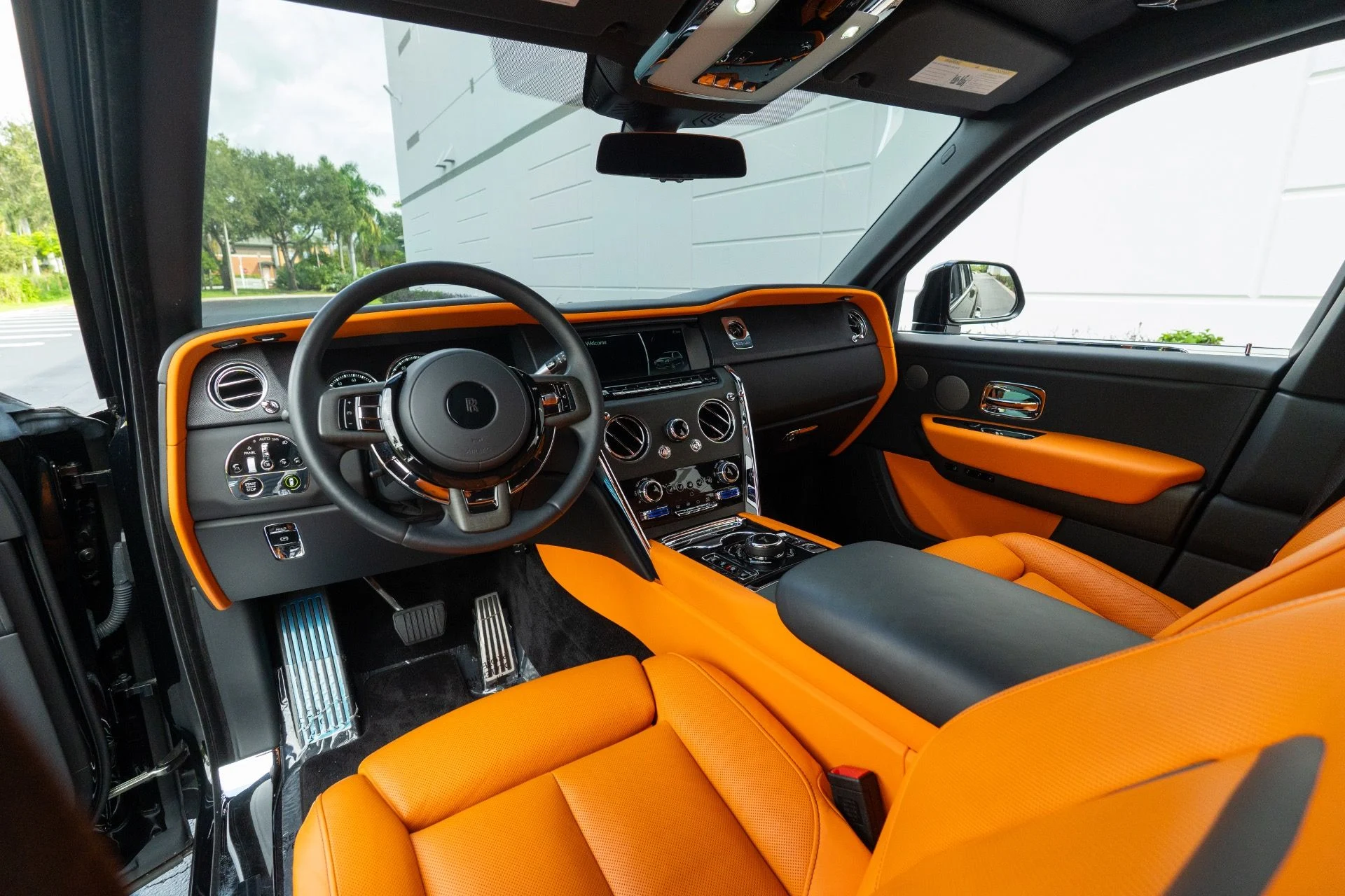 mph007_2941380273_Used_2022_Rolls_Royce_Cullinan_1758567081_cb0543228e