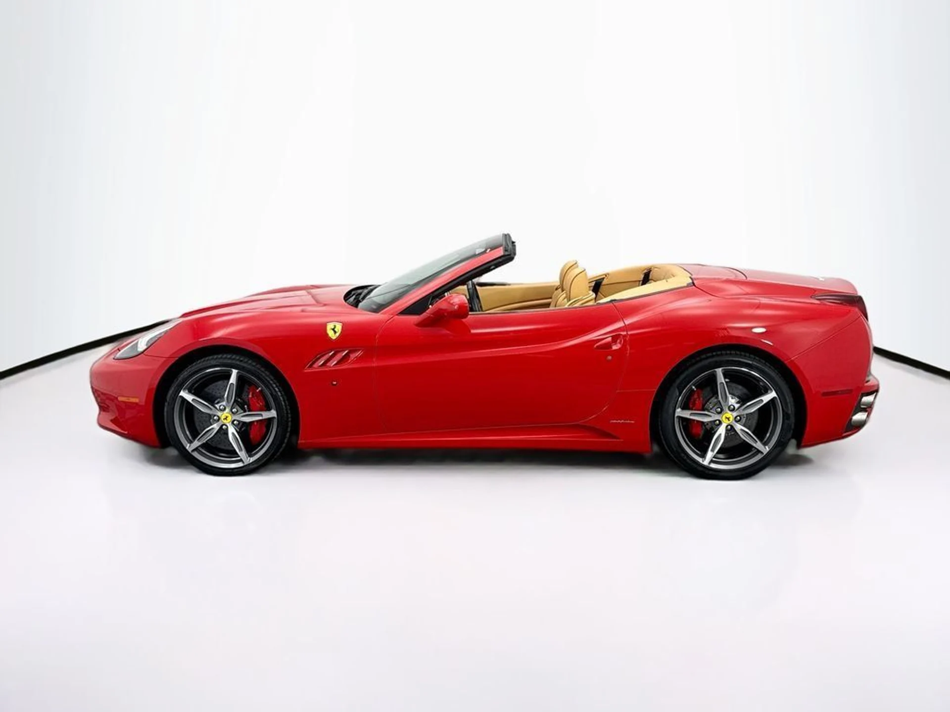 mph007_2945226622_used_2014_ferrari_california_2drconvertible_8119_22996020_8_1024_0d20e1a53c