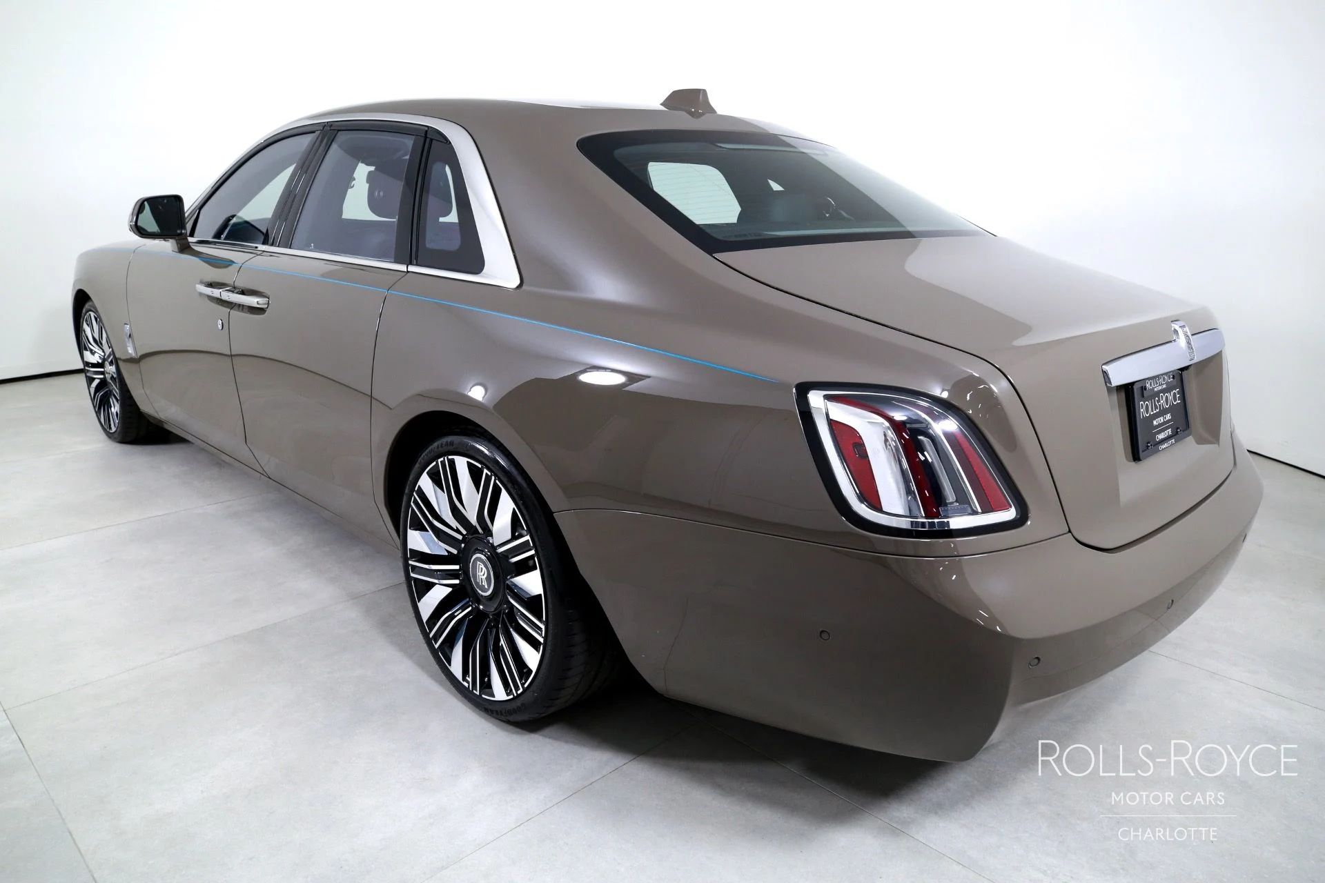 mph007_3031045887_Used_2025_Rolls_Royce_Ghost_1759510962_2608026e01
