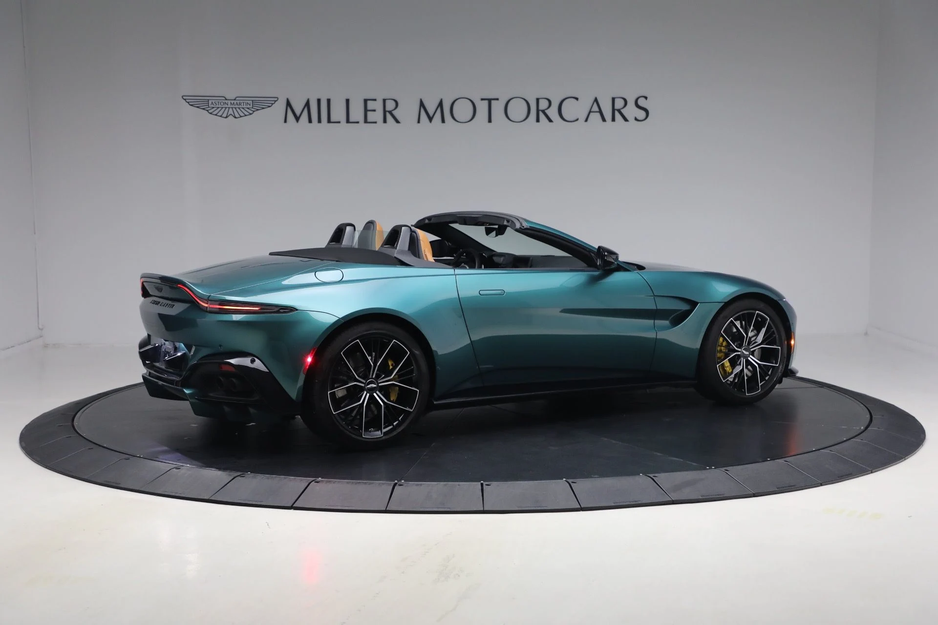 mph007_3071243424_Used_2023_Aston_Martin_Vantage_V8_1791917155_69e442fe9e