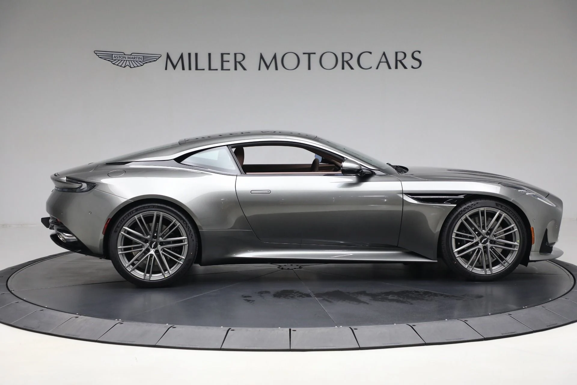 mph007_3132669303_Used_2025_Aston_Martin_DB_12_V8_1735242032_276a9921df