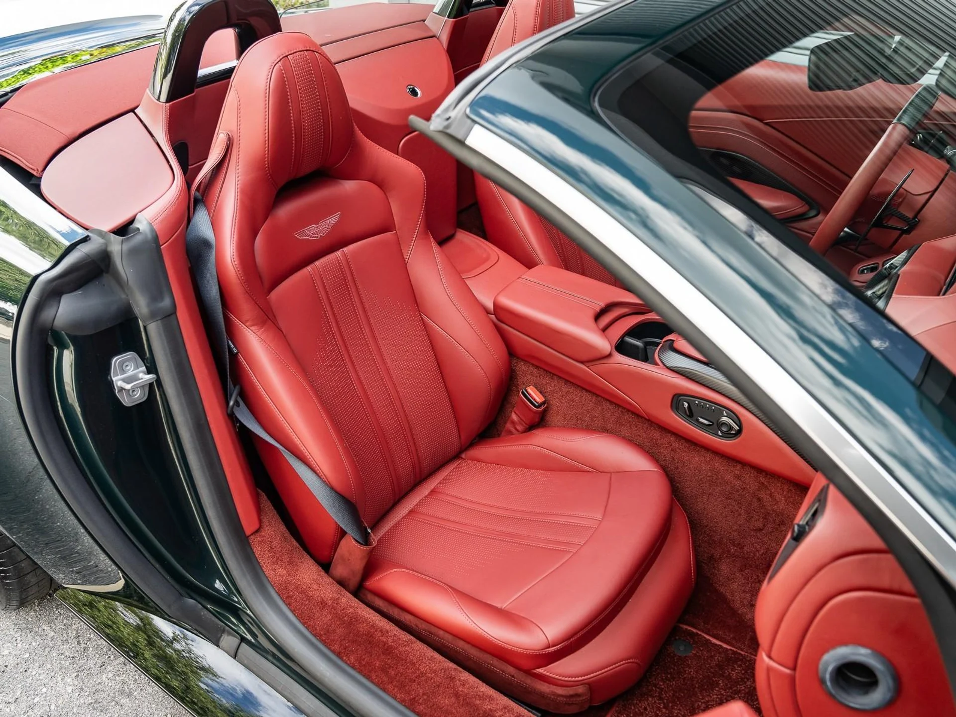 mph007_3141404054_Used_2021_Aston_Martin_Vantage_1753207571_2dff10a4f5