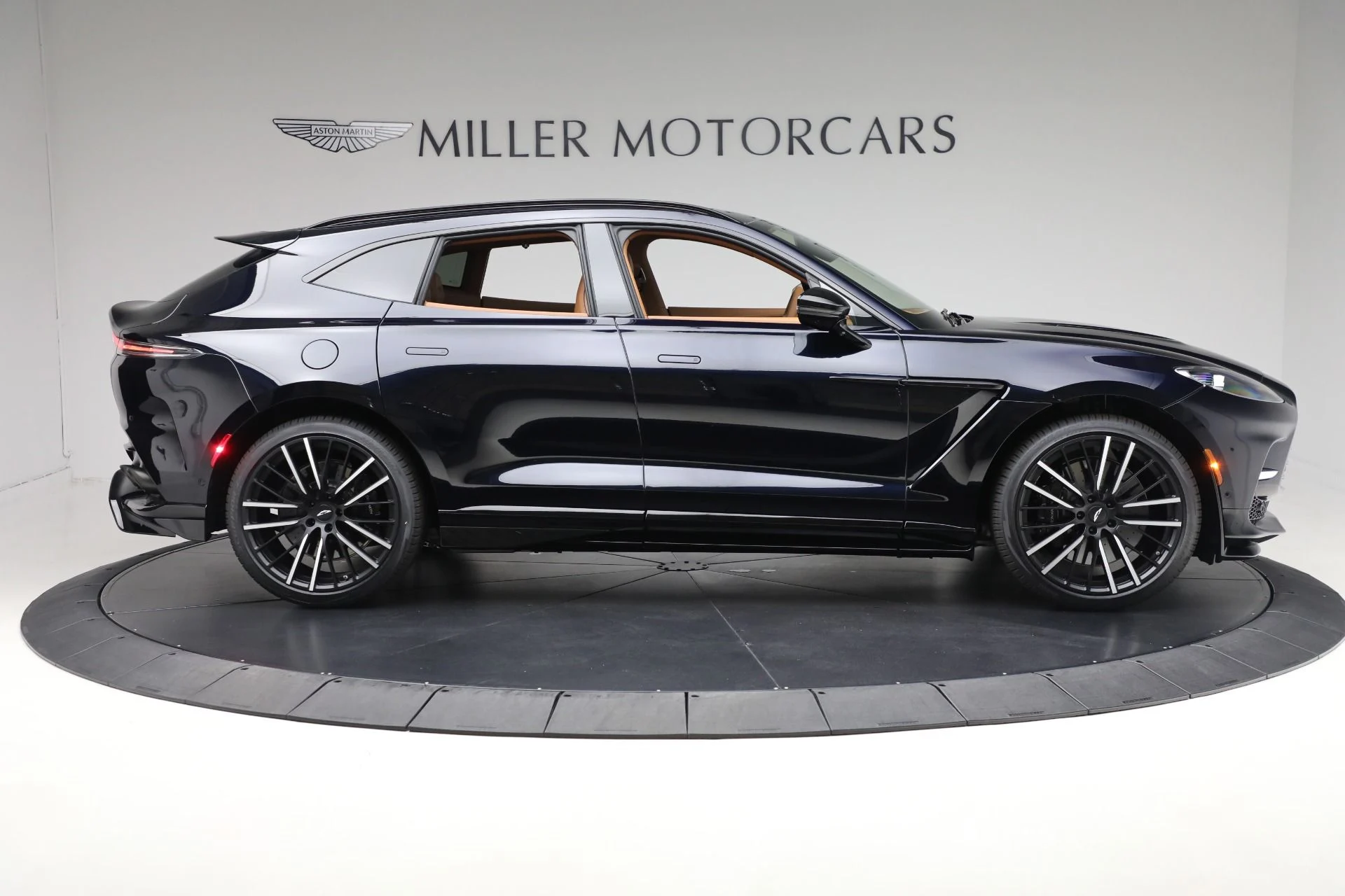 mph007_3161259367_New_2025_Aston_Martin_DBX_707_b2c285e355