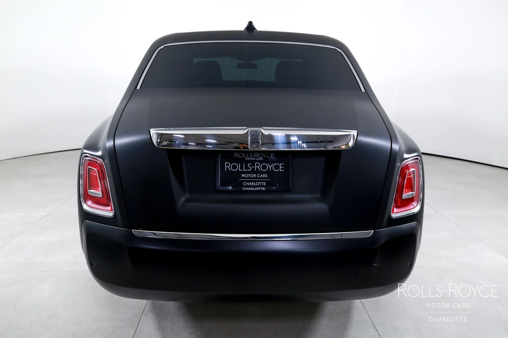 mph007_3208539413_Used_2025_Rolls_Royce_Phantom_1759509476_781f862546