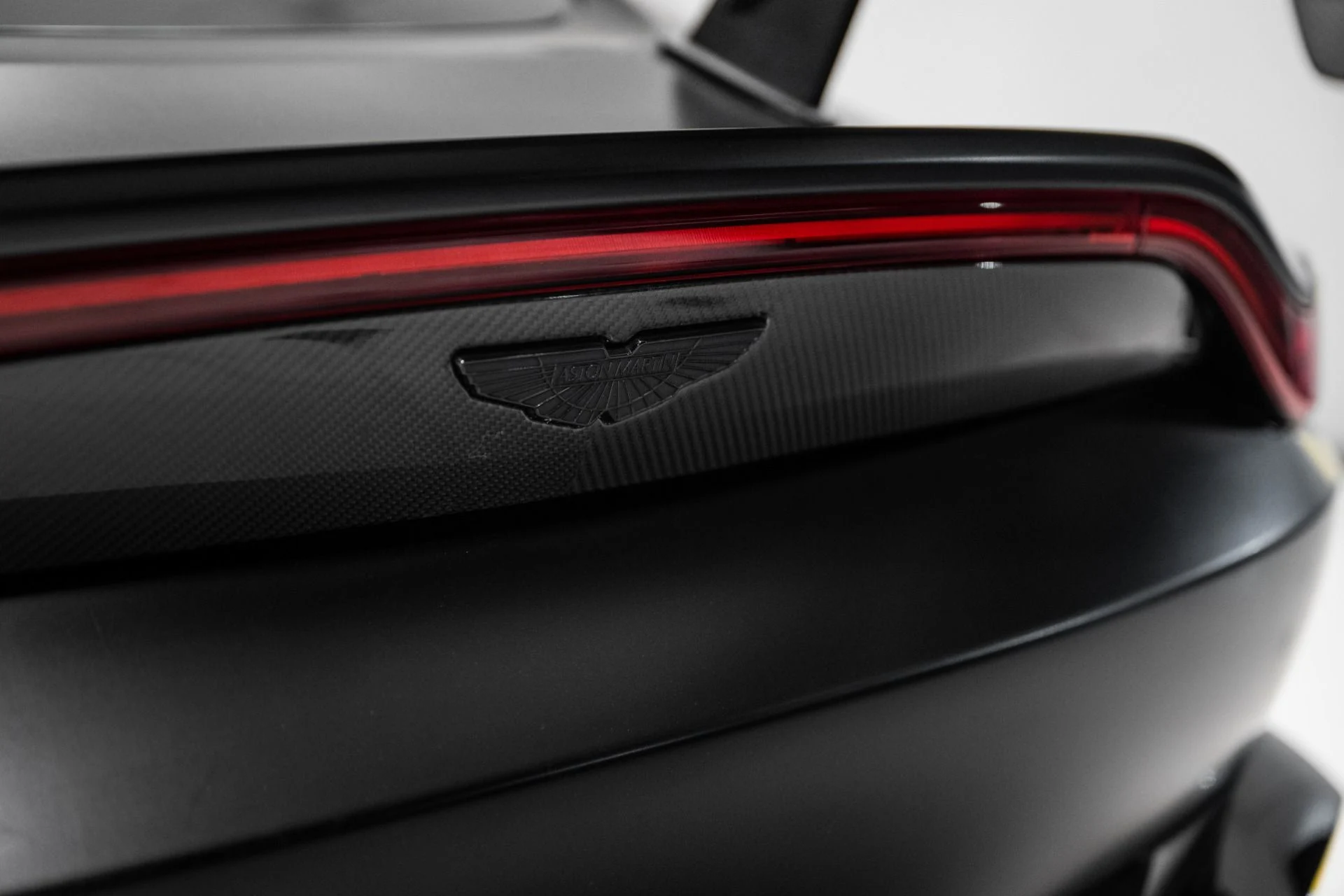 mph007_3218380999_Used_2019_Aston_Martin_Vantage_1765989078_9515e662cb