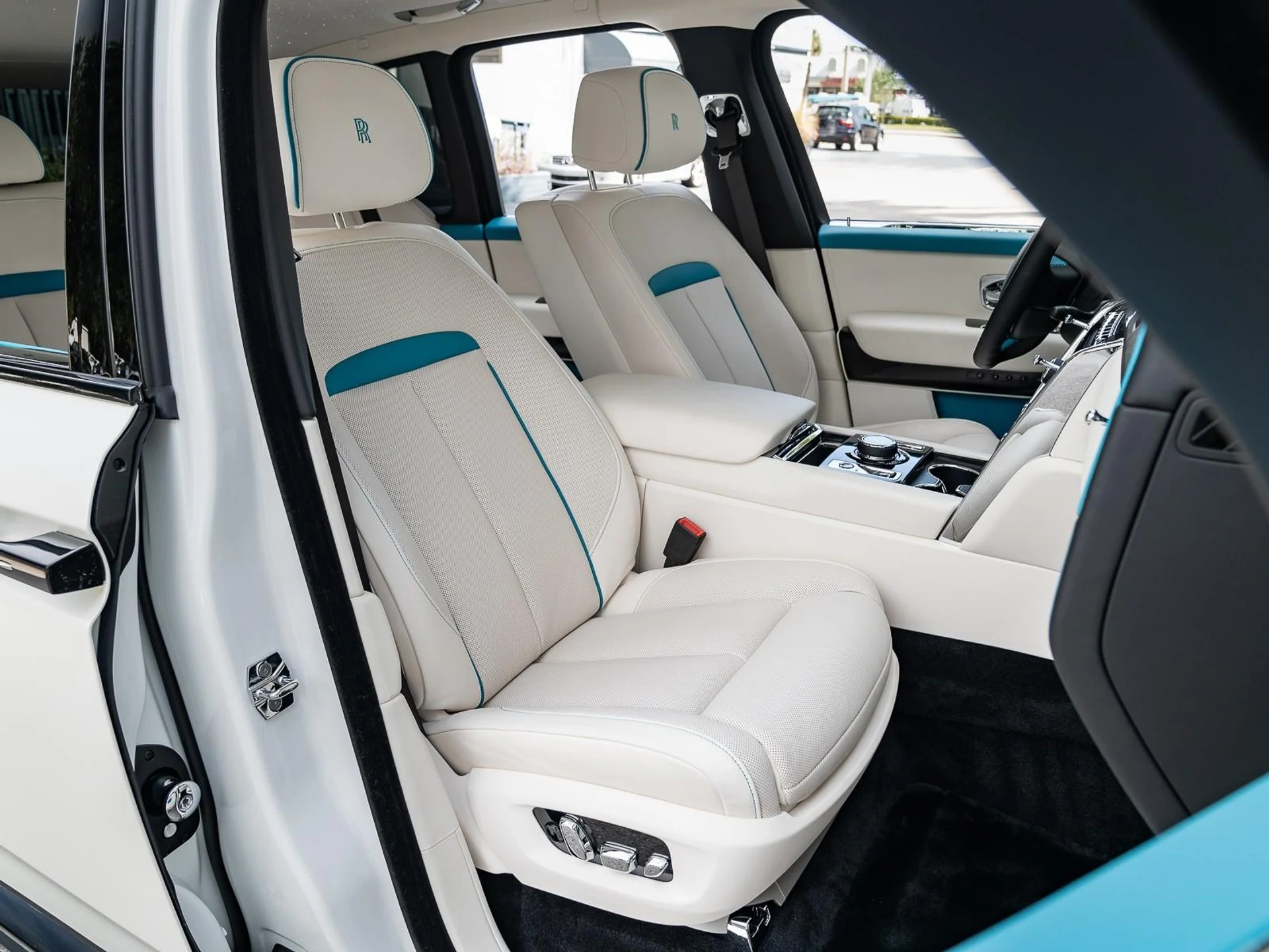 mph007_3233805178_Used_2023_Rolls_Royce_Cullinan_1761685658_03c9357ddd