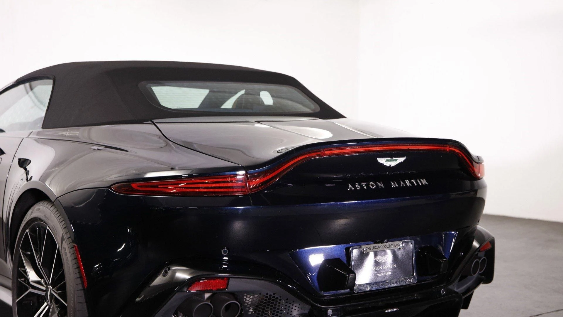 mph007_3256455004_Used_2023_Aston_Martin_Vantage_1698838096_0db4dc374d