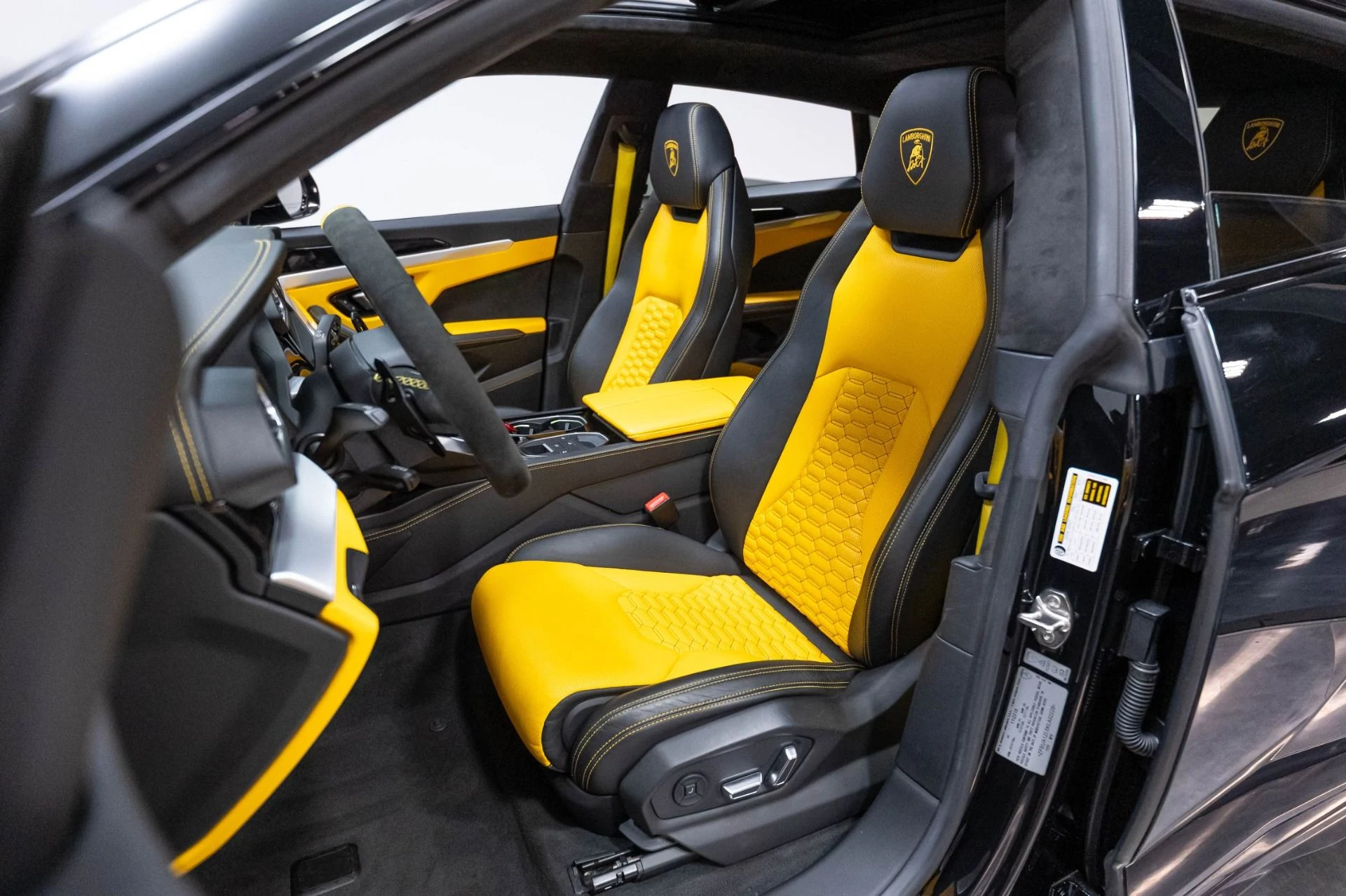 mph007_325759918_Used_2019_Lamborghini_Urus_1786984868_3d05c63d48