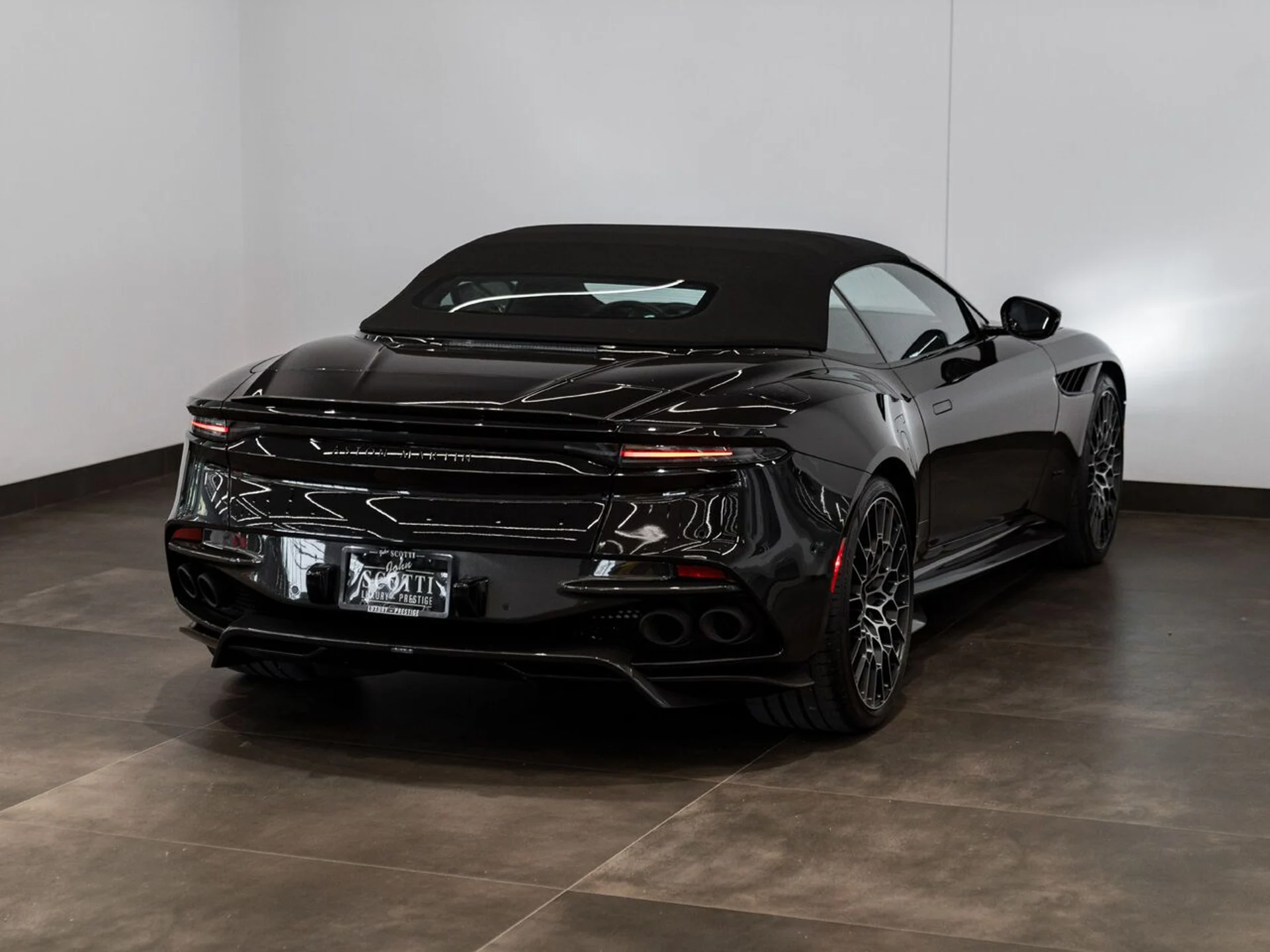 mph007_3284924020_aston_martin_dbs_2023_jpg_v_1758918548_95ff14c68d